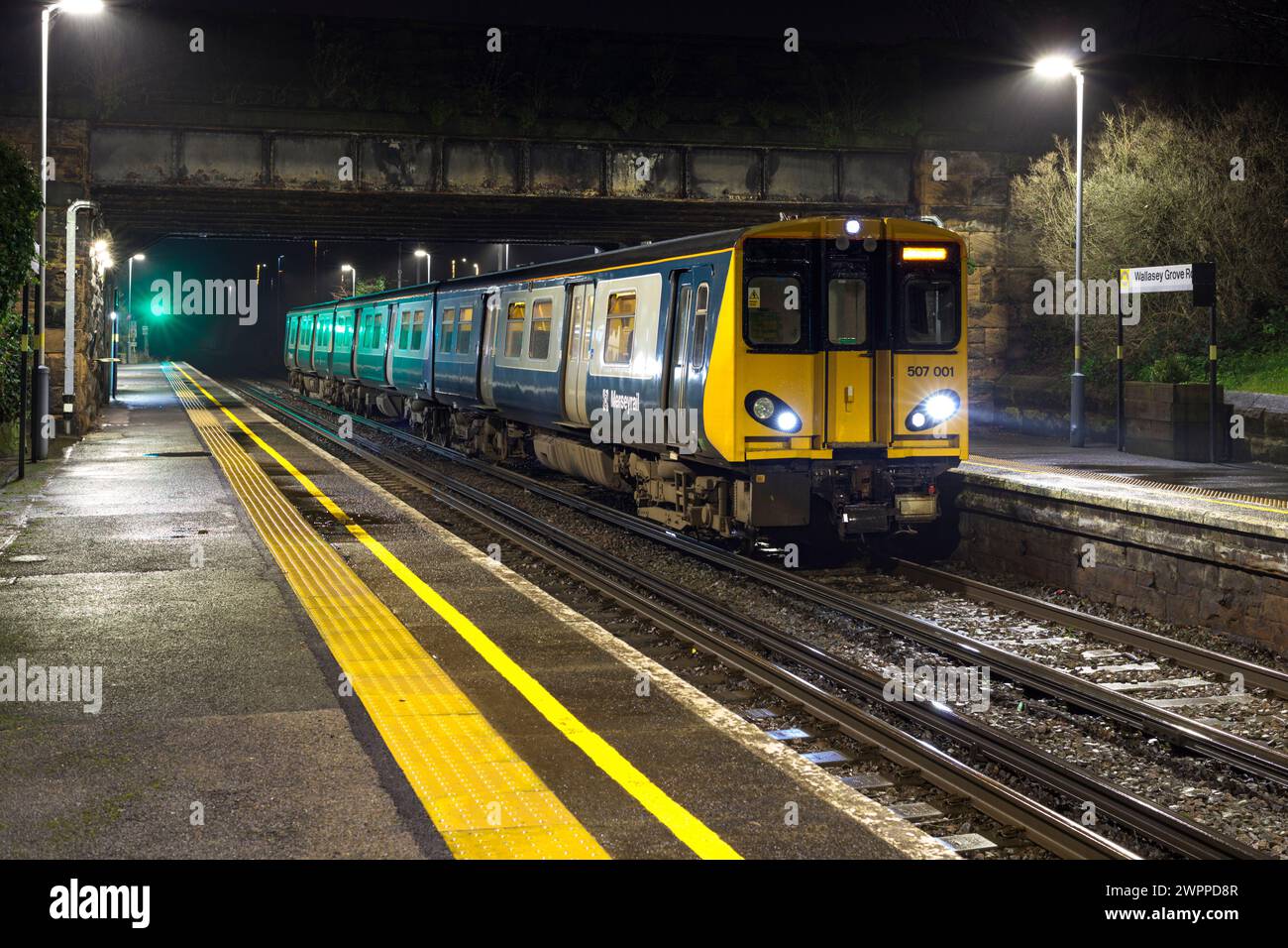 Train électrique Merseyrail classe 507 507001 faisant escale à la gare Wallasey Grove Road, sur la ligne Wirral. Banque D'Images