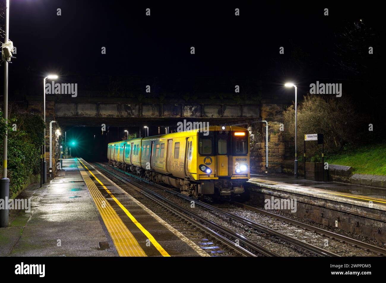 Train électrique Merseyrail classe 507 507029 faisant escale à la gare Wallasey Grove Road, sur la ligne Wirral, Merseyside, Royaume-Uni Banque D'Images