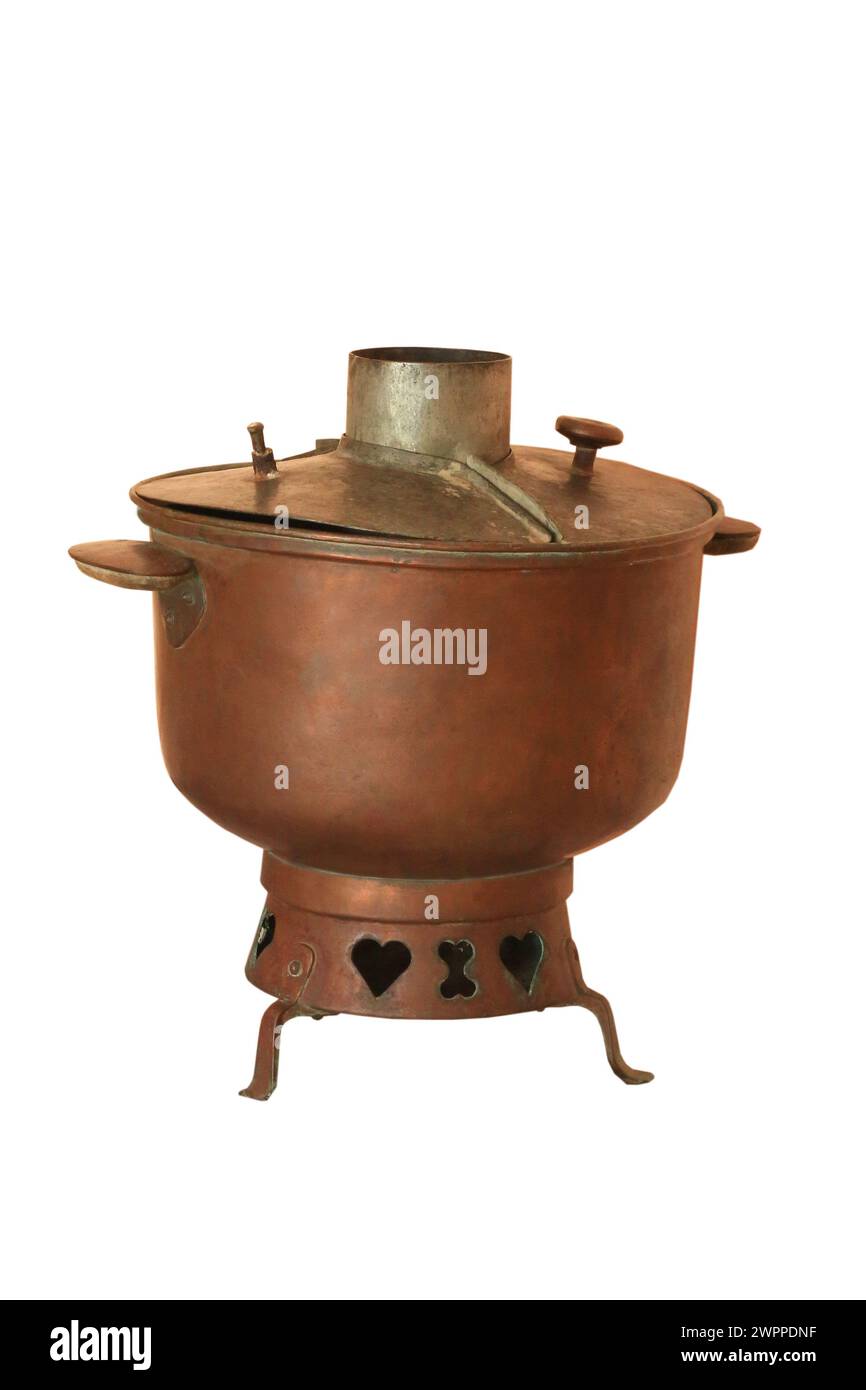 Vieux samovar isolé sur un fond blanc. Russie. samovar pour bouillir sans grue. XVX d'une paupière Banque D'Images