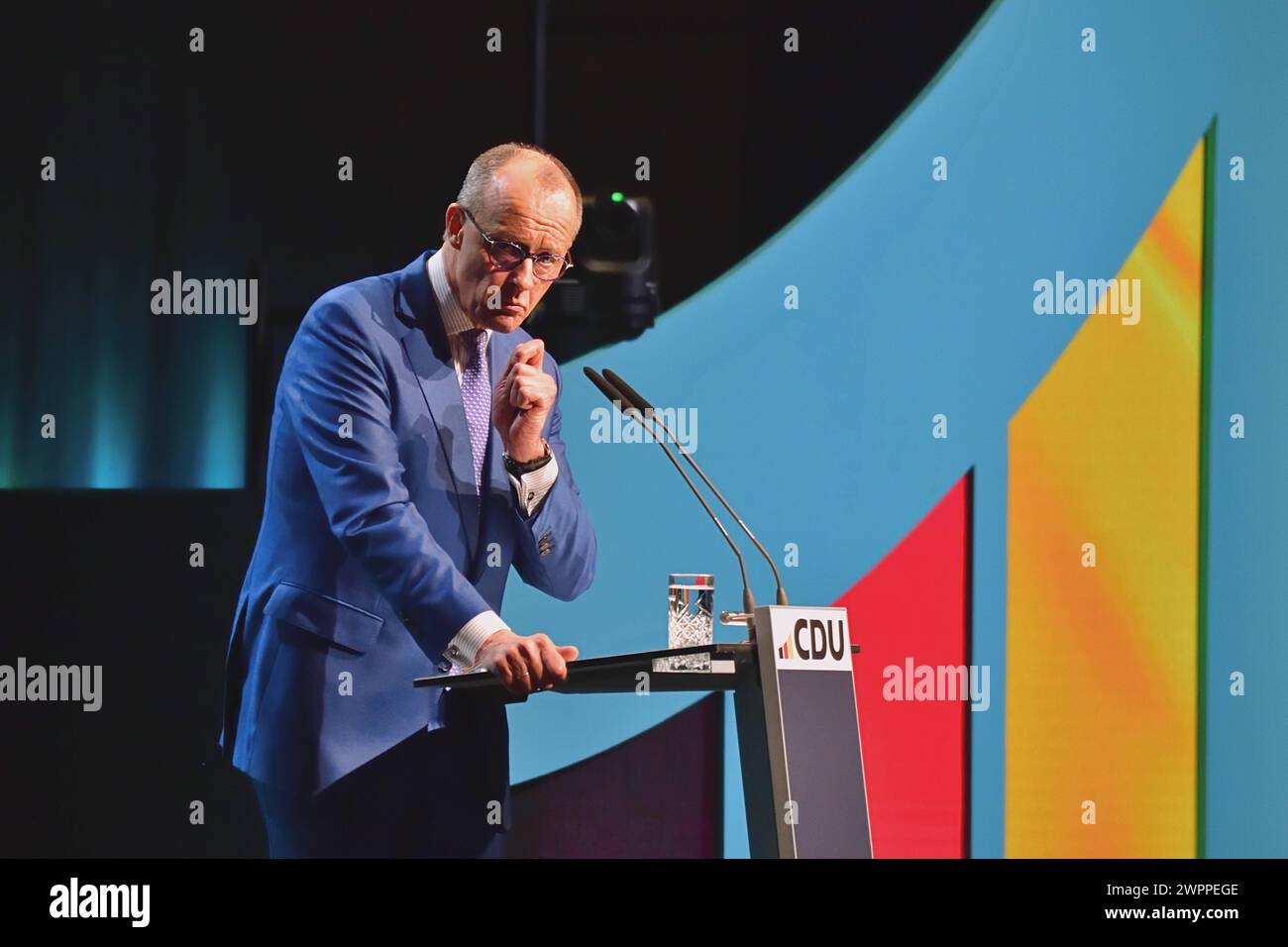 8.3.2024 CDU à Stuttgart CDU Regionalkonferenz à Stuttgart. Friedrich Merz, Vorsitzender der Partei während seiner Rede. Stuttgart Carl Benz Arena Baden Württemberg Deutschland *** 8 3 2024 CDU à Stuttgart Conférence régionale CDU à Stuttgart Friedrich Merz, président du parti lors de son discours Stuttgart Carl Benz Arena Baden Württemberg Allemagne Banque D'Images