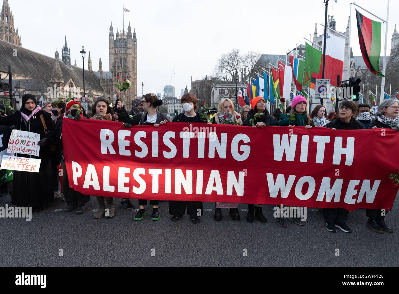 Londres, Royaume-Uni. 8 mars 2024. Une coalition de groupes de femmes marque la Journée internationale de la femme en tenant un stand avec le rassemblement des femmes de Palestine à Westminster. Crédit : Ron Fassbender/Alamy Live News Banque D'Images