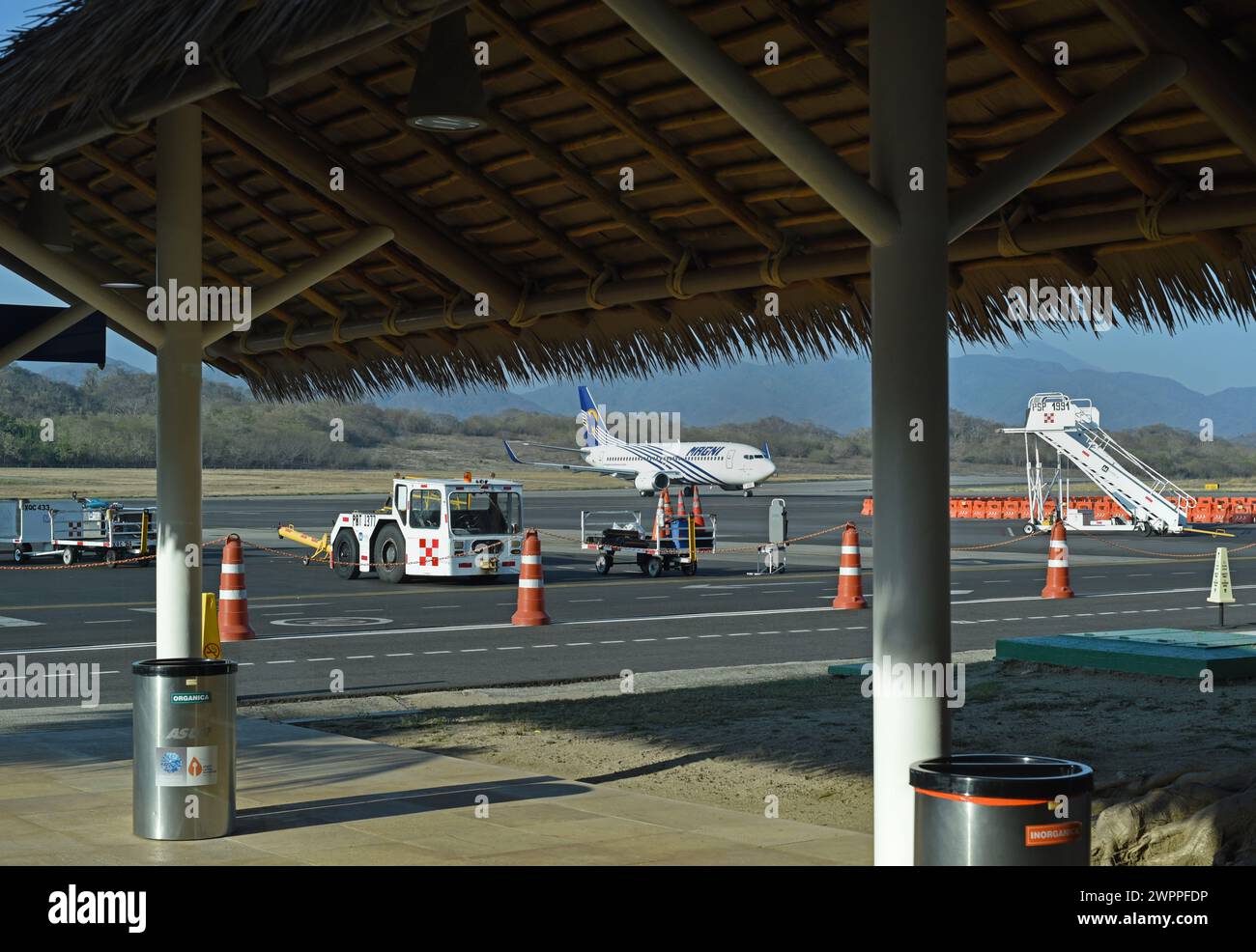 Un Magni, Grupo Aereo Monterrey S.A. de C.V, ou Magnicharters Aircraft taxis à l'aéroport international Bahías de Huatulco à Huatulco, Oaxaca, Me Banque D'Images