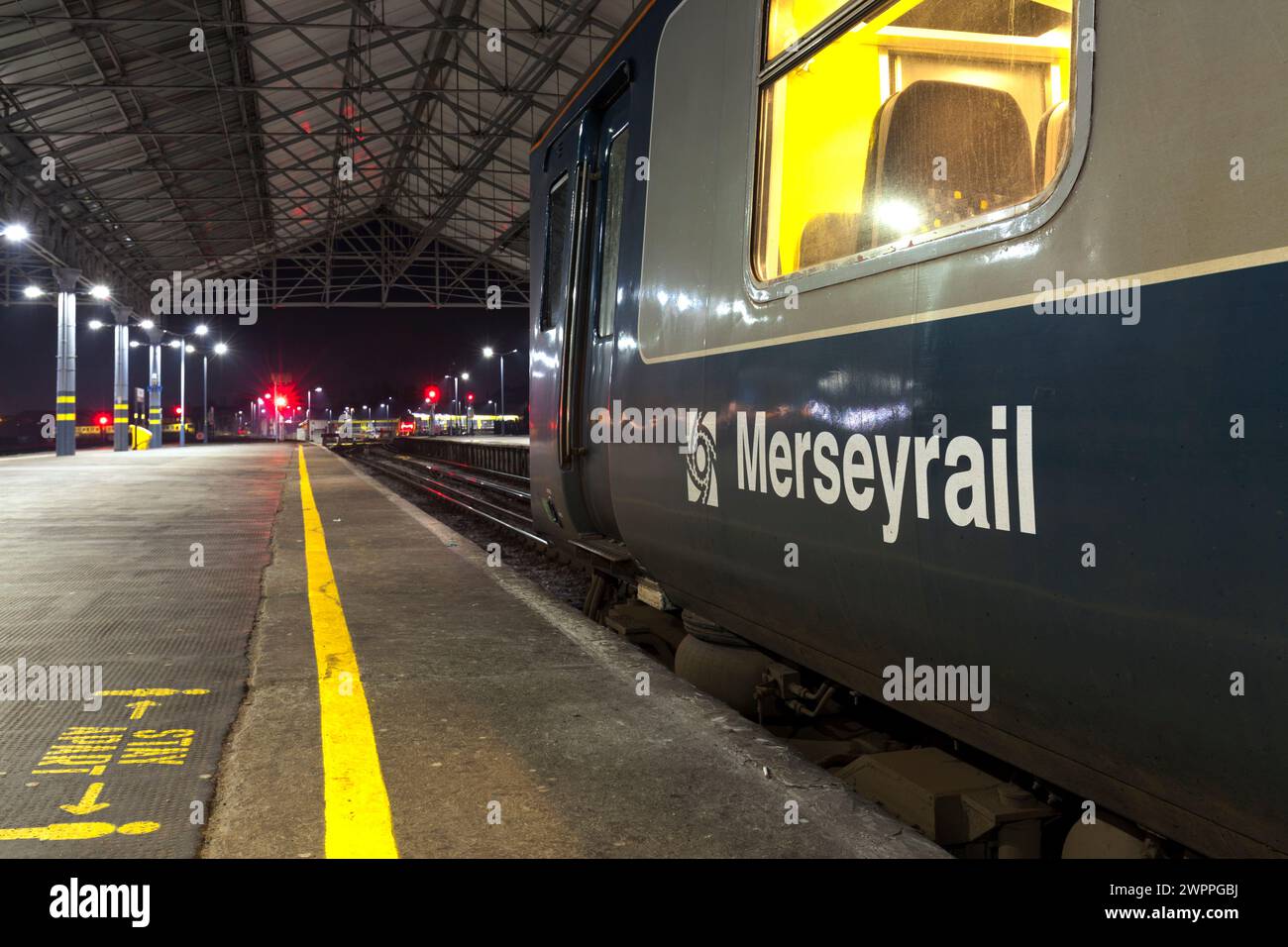 Merseyrail Electrical rétro bleu et gris livrée classe 507 troisième train électrique rail 507001 à la gare de Southport. Banque D'Images