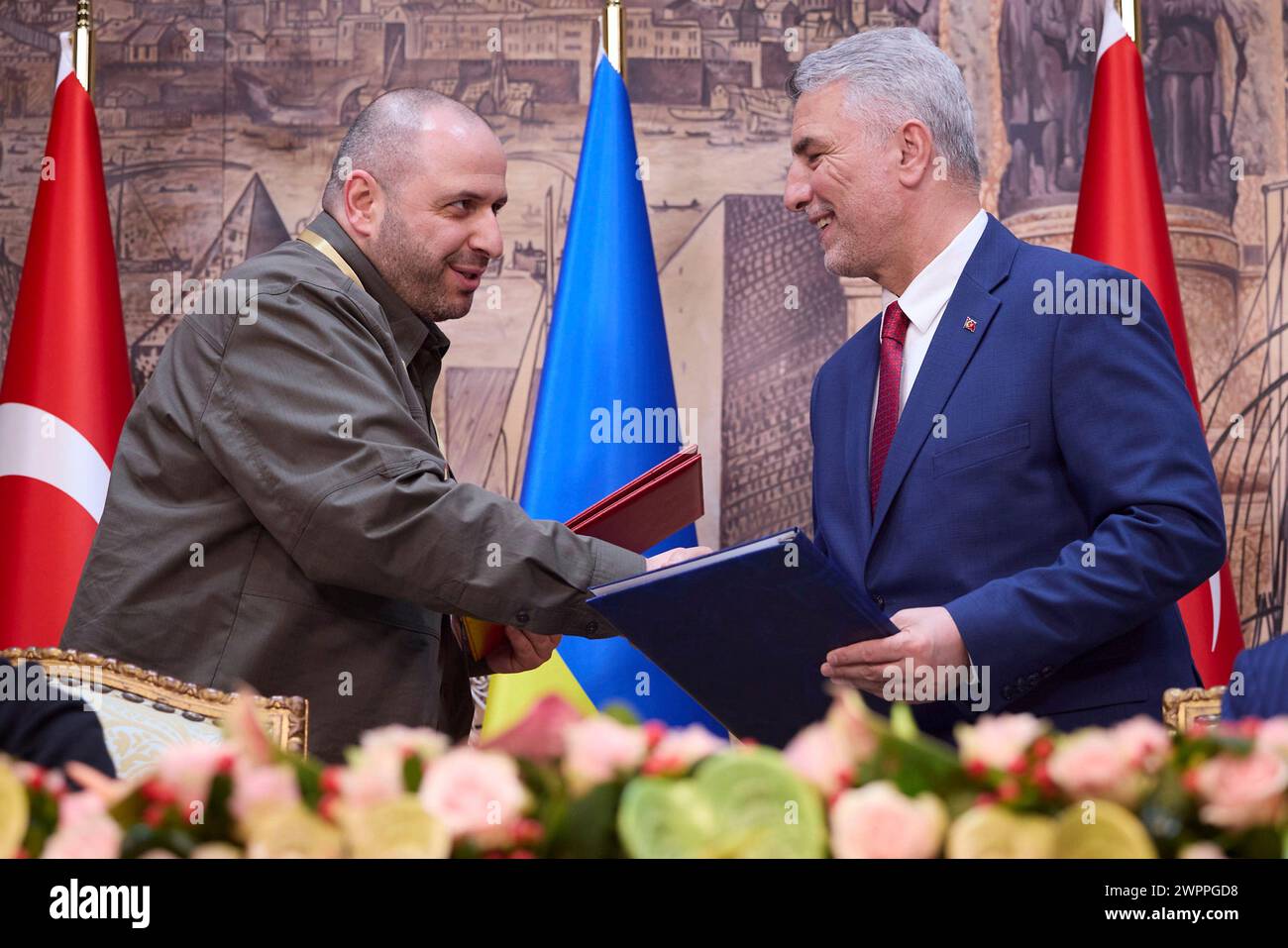 Istanbul, Turquie. 08 mars 2024. Le ministre ukrainien de la Défense Rustem Umerov, à gauche, serre la main au ministre turc du commerce Omer Bolat après avoir signé un accord au palais Dolmabahce, le 8 mars 2024 à Istanbul, en Turquie. L'accord établit un système électronique d'échange d'informations préliminaires entre les deux Nations. Crédit : Présidence ukrainienne/Bureau de presse présidentiel ukrainien/Alamy Live News Banque D'Images