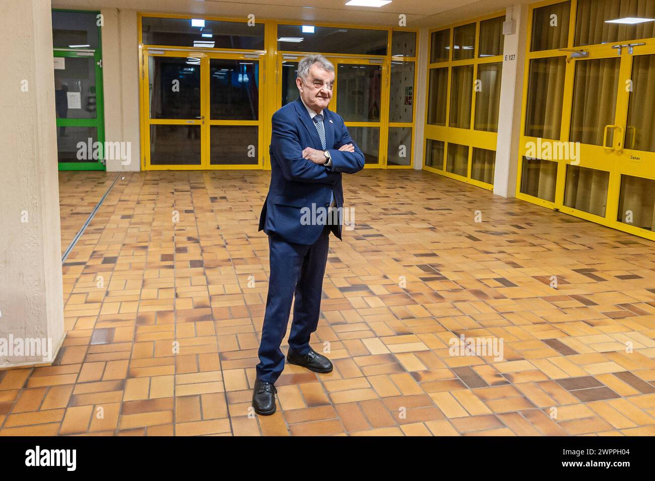 Die Veranstaltung Sicherheit und Ordnung in Nordrhein Westfalen mit einem Vortrag und anschließender Diskussionsrunde mit NRW Innenminister Herbert Reul CDU. Eine Veranstaltung der Seniorenunion SENU Rhein-SIEG in der Aula der Hans Dietrich Genscher Schule in Wachtberg 08.03.2024 Wachtberg Berkum NRW Deutschland *** L'événement sécurité et ordre en Rhénanie du Nord-Westphalie avec une conférence suivie d'une table ronde avec le ministre de l'intérieur de NRW Herbert Reul CDU un événement organisé par le SENU Rhein SIEG Seniors Union dans l'auditorium de l'école Hans Dietrich Genscher à Wachtberg 08 03 2024 W Banque D'Images