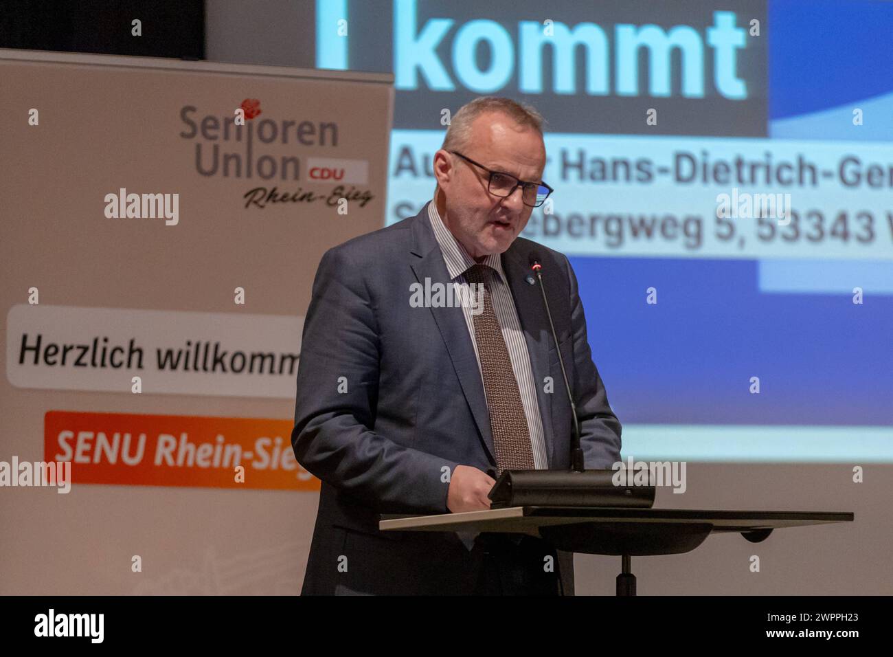 Grußwort von Bürgermeister der Gemeinde Wachtberg Jörg Schmidt CDU - Die Veranstaltung Sicherheit und Ordnung in Nordrhein Westfalen mit einem Vortrag und anschließender Diskussionsrunde mit NRW Innenminister Herbert Reul CDU. Eine Veranstaltung der Seniorenunion SENU Rhein-SIEG in der Aula der Hans Dietrich Genscher Schule in Wachtberg 08.03.2024 Wachtberg Berkum NRW Deutschland *** salutation du maire de la municipalité de Wachtberg Jörg Schmidt CDU L'événement sécurité et ordre en Rhénanie-du-Nord-Westphalie avec une conférence suivie d'une discussion avec NRW ministre de l'intérieur Herbert Reul CDU Banque D'Images