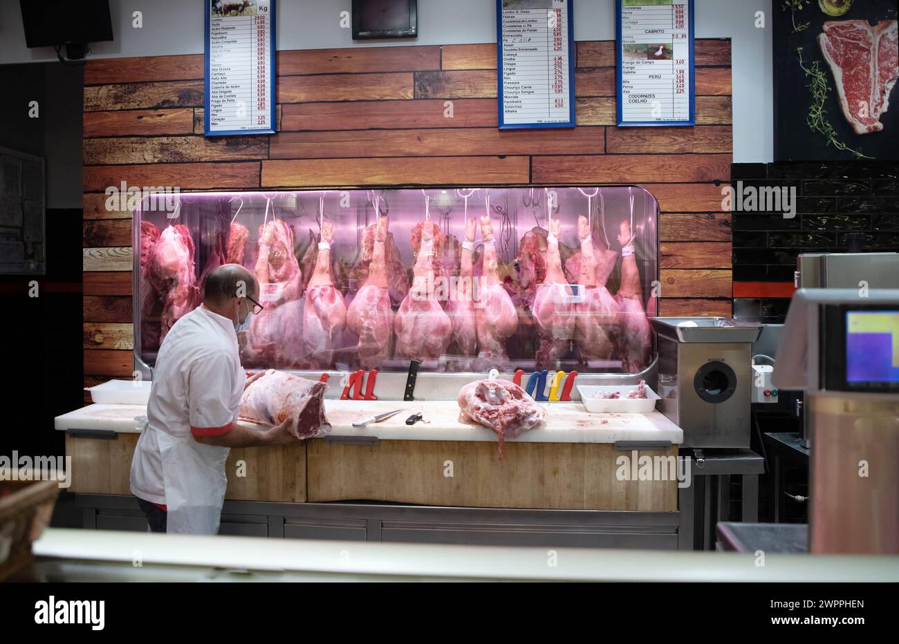 Algarve, Faro, Portugal 26 septembre 2020 vendeurs offrant de la viande fraîche à l'exposition au marché. comptoir de viande au marché Banque D'Images