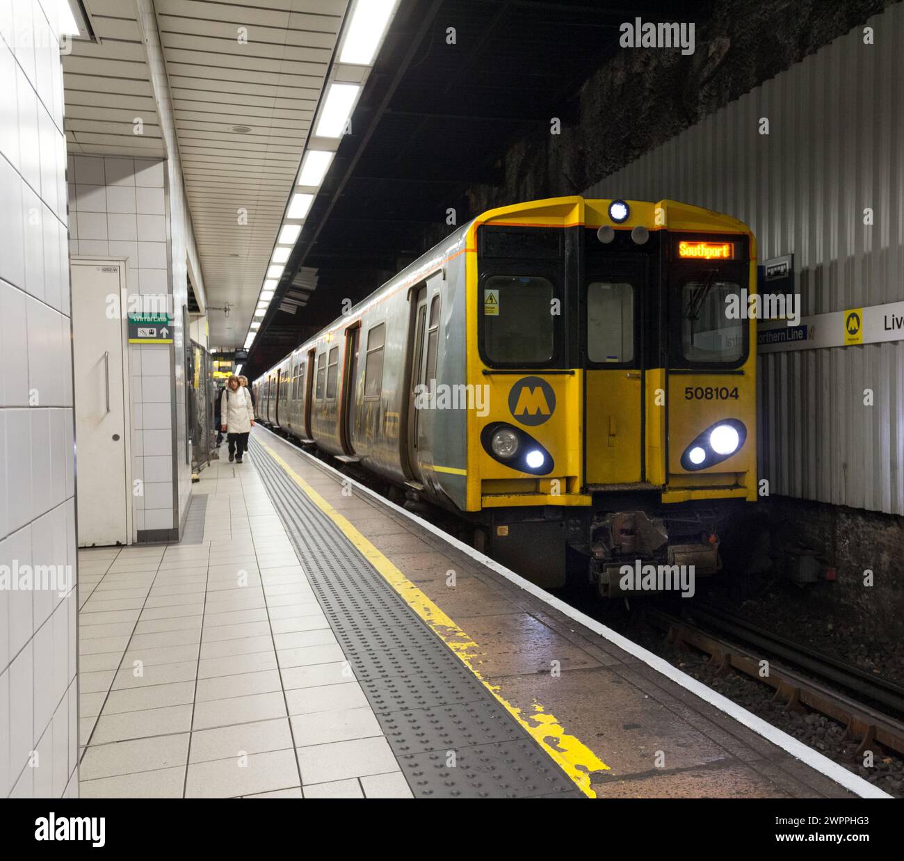 Train électrique Merseyrail classe 508 508104 à la station de métro Liverpool Central, Liverpool, Royaume-Uni avec embarquement de passagers Banque D'Images