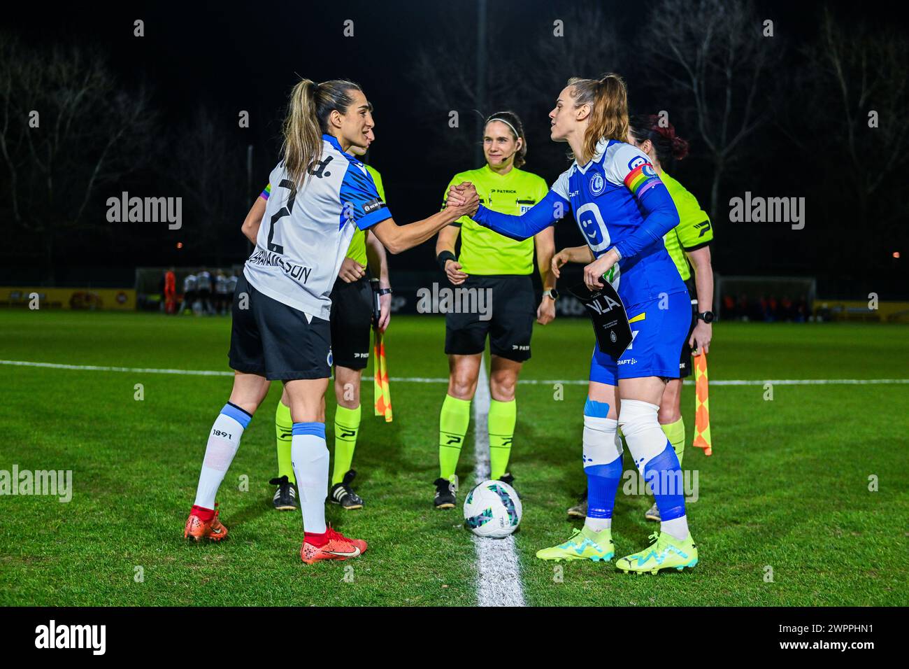 Gand, Belgique. 08 mars 2024. Sejde Abrahamsson (2) du Club YLA, arbitre Caroline Lanssens, Amber Maximus (9) des AA Gent Ladies photographiées avant un match de football féminin entre AA Gent Ladies et le Club Brugge YLA le 18e jour de la saison 2023 - 2024 de la Ligue belge des femmes du Lotto, le vendredi 8 mars 2024 à Gand, BELGIQUE . Crédit : Sportpix/Alamy Live News Banque D'Images
