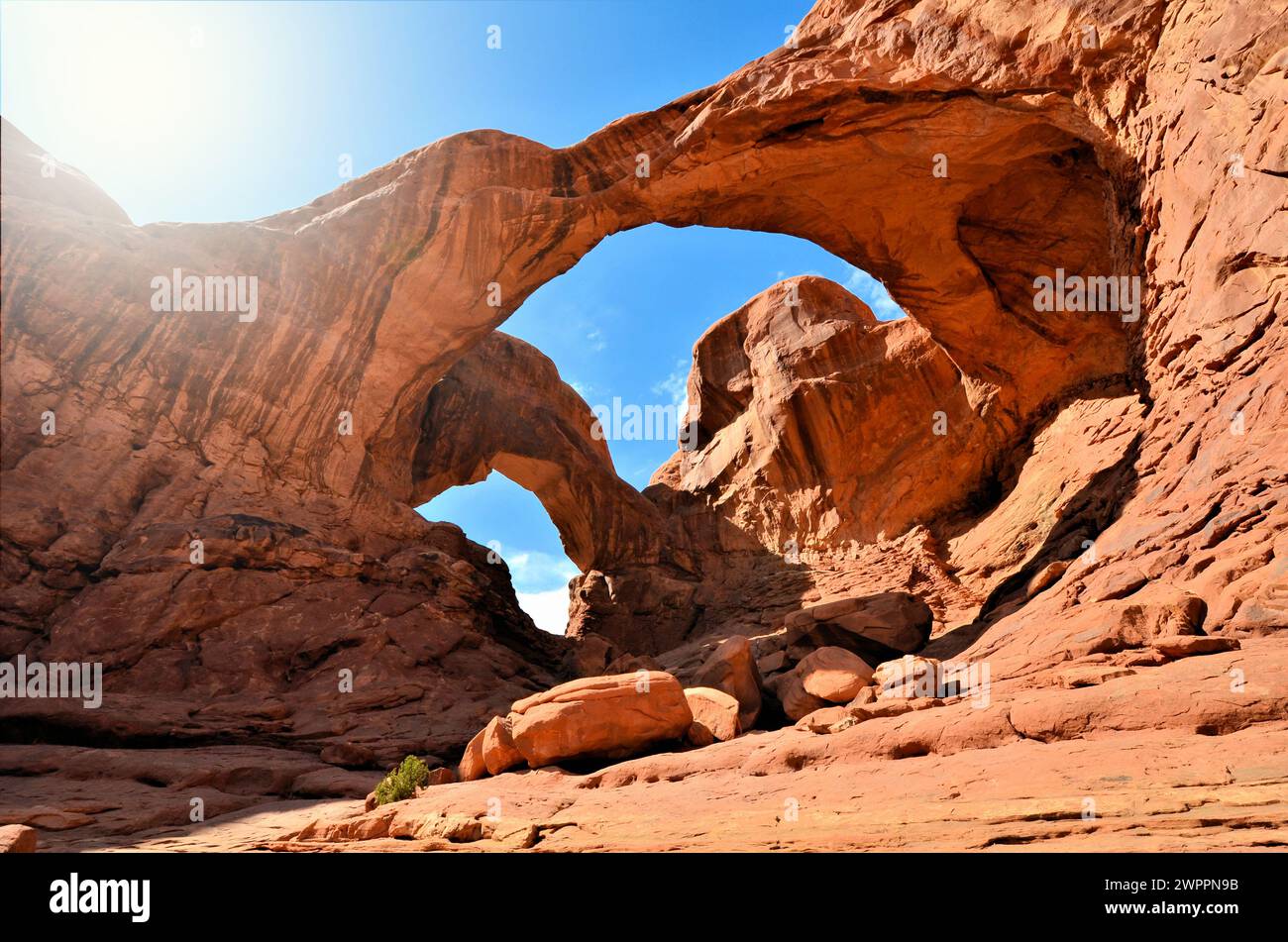 Double Arche, les fenêtres, Arches National Park, Utah, États-Unis. Formation rocheuse du désert sous un ciel bleu ensoleillé. Banque D'Images
