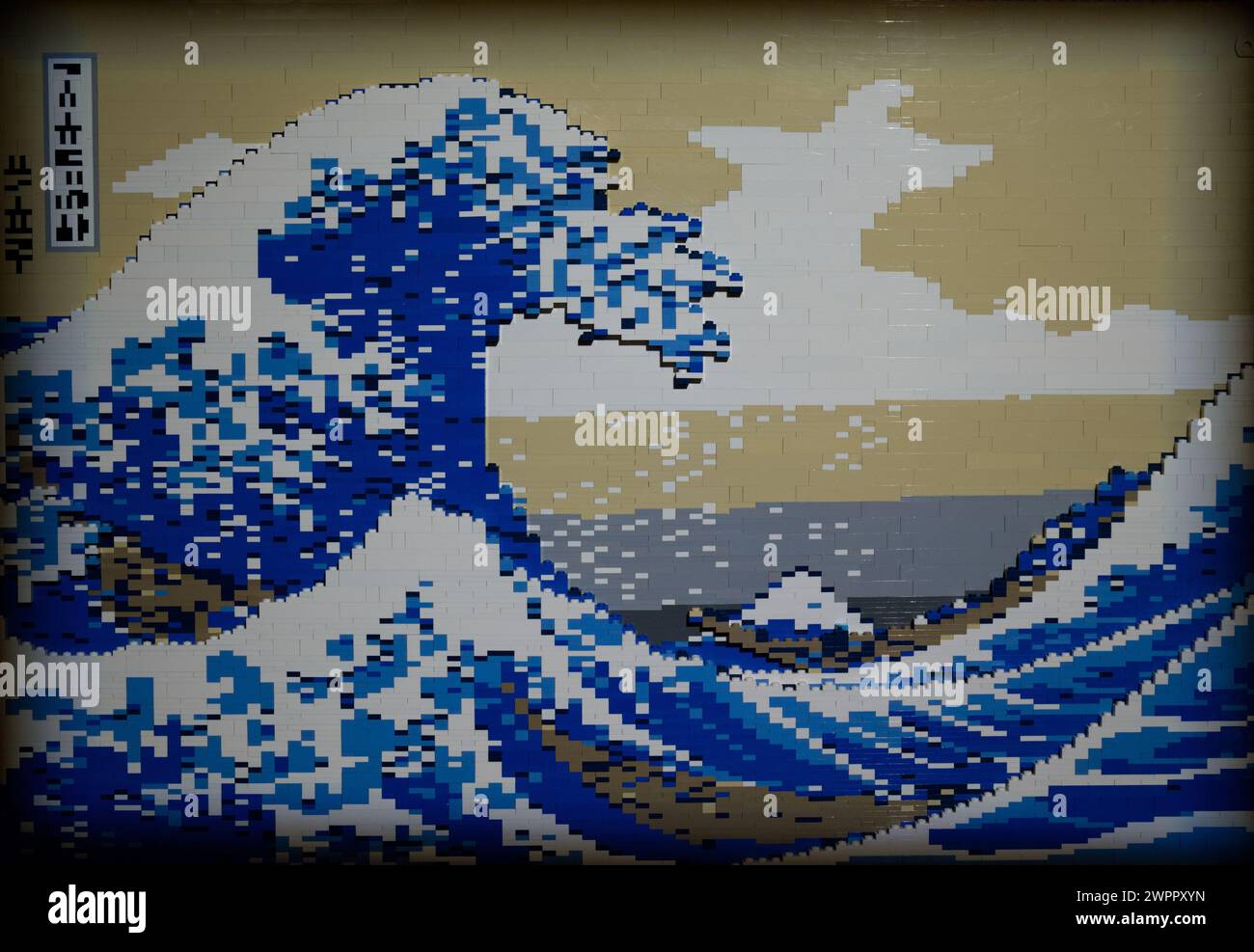 Art de la brique - Londres 2024 par Nathan Sawaya la Grande vague de Kanagawa - 2 877 briques Banque D'Images