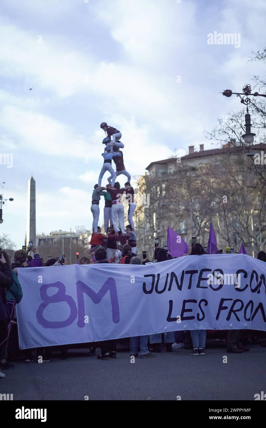 Barcelone, Espagne. 08 mars 2024. Les castellers catalans traditionnels se produisent pendant la démonstration. Plus de 40,000 personnes ont défilé dans l’avenue centrale Passeig de Gracia à l’occasion de ce qu’on appelle le 8M, célébrant les femmes et demandant plus d’égalité des sexes. Crédit : SOPA images Limited/Alamy Live News Banque D'Images