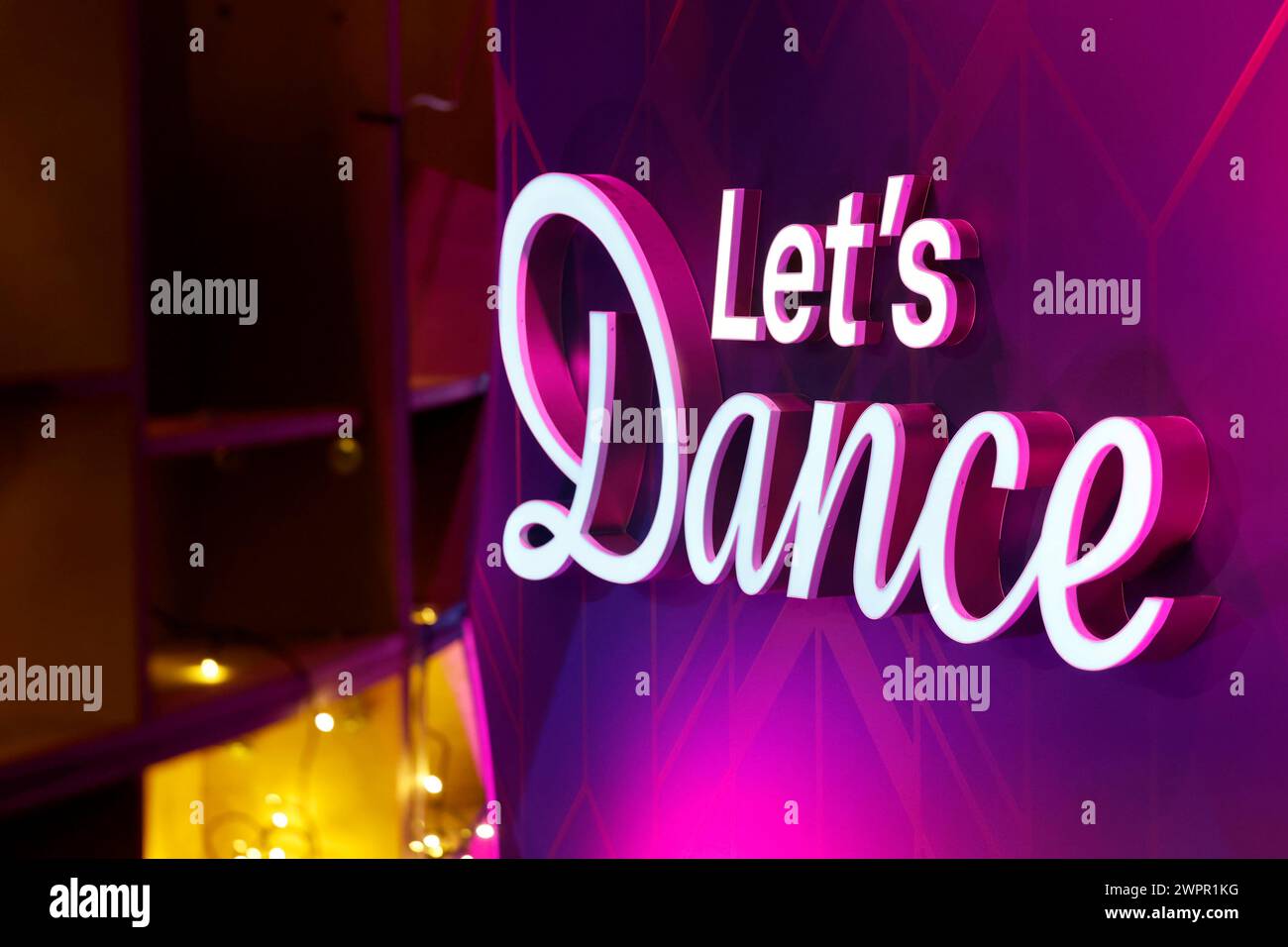 DAS logo von Lets Dance in der zweiten Live-Show BEI der 17. Staffel der RTL-Tanzshow Let s Dance im MMC Coloneum. Themenbild, Symbolbild Köln, 08.03.2024 NRW Deutschland *** le logo de Lets Dance dans le deuxième spectacle live de la 17e saison du spectacle RTL Let s Dance at the MMC Coloneum Theme Picture, Symbolic Picture Cologne, 08 03 2024 NRW Germany Copyright : xChristophxHardtx Banque D'Images