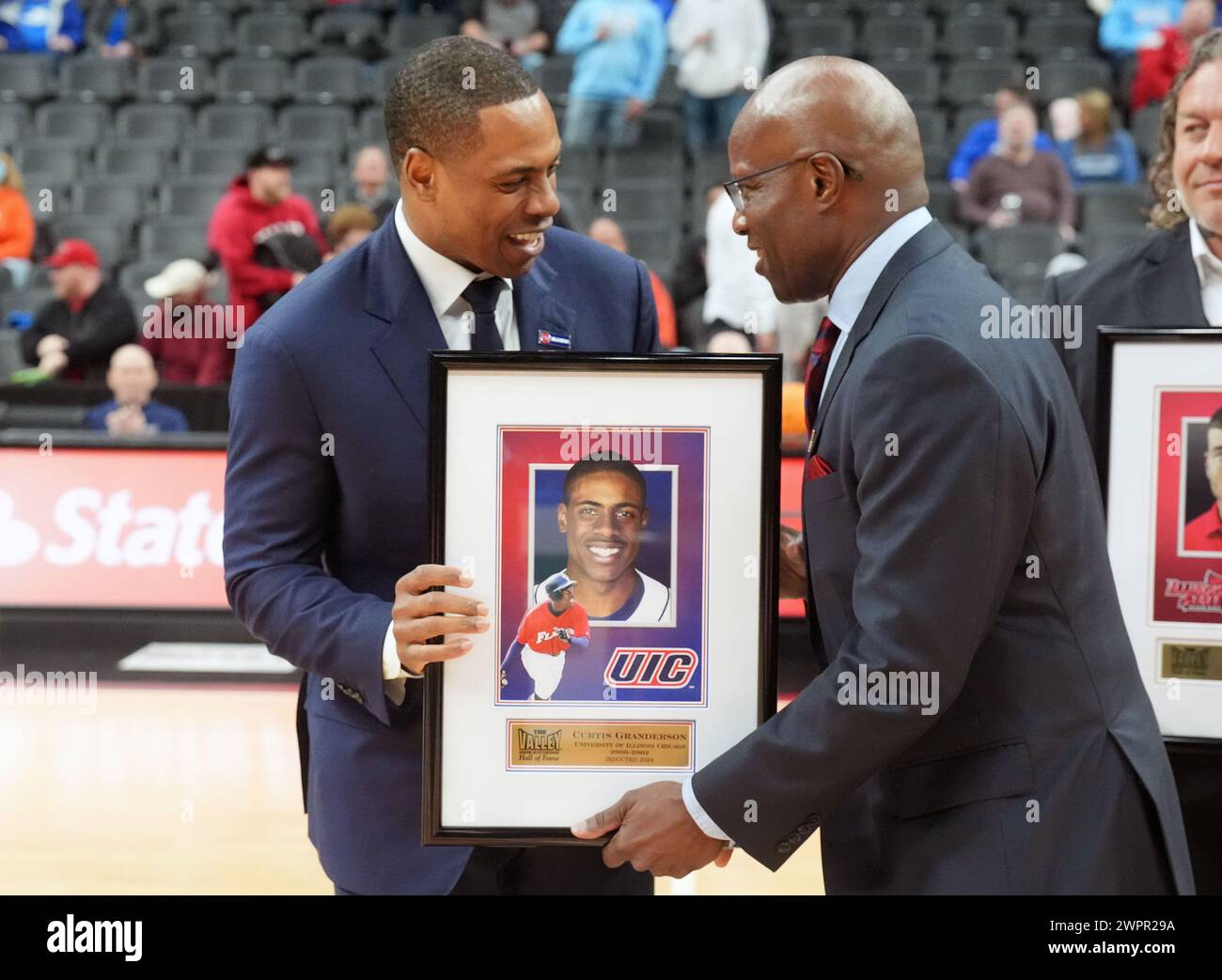 Prog Louis, États-Unis. 20 décembre 2024. L'ancien outfielder des Tigers de Detroit Curtis Granderson, (l) reçoit son prix du commissaire de la conférence de la vallée du Missouri Jeff Jackson alors qu'il est intronisé au Hall of Fame de la conférence lors du tournoi de conférence de la vallée du Missouri à l'Enterprise Center Louis le vendredi 8 mars 2024. Il a joué 16 saisons en Ligue majeure de baseball pour les Tigers de Detroit, les Yankees de New York, les mets de New York, les Dodgers de Los Angeles, les Blue Jays de Toronto, Milwaukee Brewers et Miami Marlins. Photo de Bill Greenblatt/UPI crédit : UPI/Alamy Live News Banque D'Images