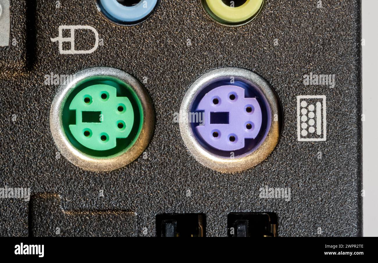 Port PS 2 vert pour un clavier et un port violet pour une souris, vieux PC de bureau obsolète connecteur inutilisé technologie standard utilisée pour la connexion de périphériques Banque D'Images