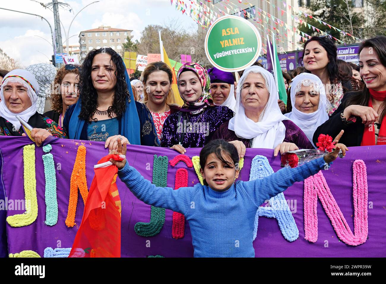 Des femmes kurdes posent pour une photo de groupe lors du rassemblement de la Journée internationale de la femme à Diyarbakir. La Journée internationale de la femme a été célébrée avec un rassemblement à Diyarbakir, en Turquie, auquel ont participé des centaines de femmes kurdes vêtues de leurs vêtements traditionnels. Rassemblement organisé par le mouvement des femmes libres kurdes (Tevgera Jinên Azad-TJA) et l'Assemblée des femmes du Parti de l'égalité des peuples et de la démocratie (Parti DEM) sous le slogan 'Bi jin jiyan azadiye ber bi azadiye ve' (vers la liberté avec 'femmes, vie, liberté'). Des discours ont été prononcés lors du rassemblement soulignant l'importance de la lutte des femmes et d'un concer Banque D'Images