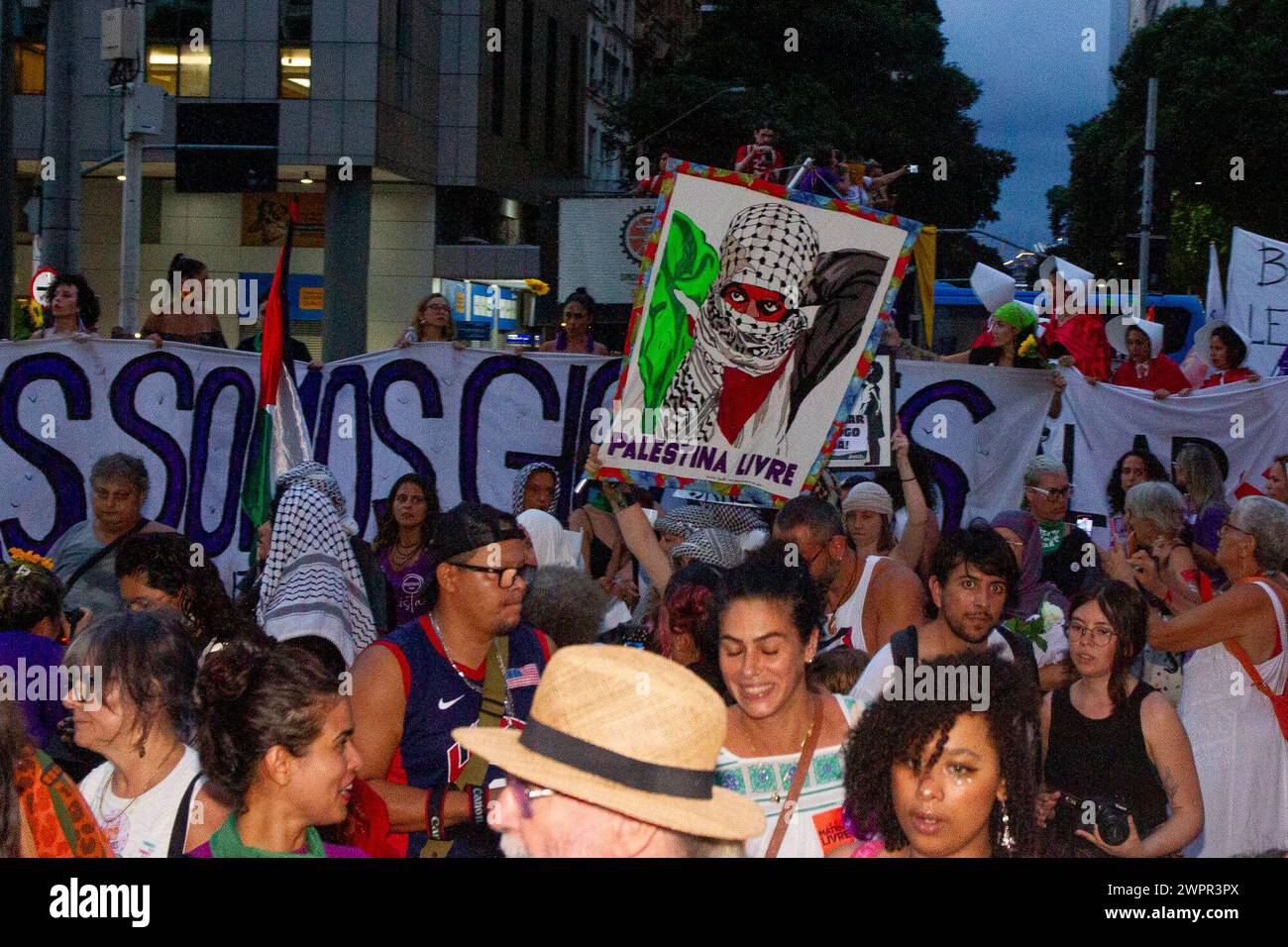 8 mars 2024, Rio de Janeiro, Rio de Janeiro, Brésil: Rio de Janeiro, (RJ) 8/03/202 -FÊTE DE LA FEMME ACT/ 8M - la marche du 8M, qui réclame les droits des femmes dans tout le Brésil le 8 mars, lorsque la Journée internationale de la femme est célébrée, a eu lieu dans le centre de Rio de Janeiro, vendredi après-midi.(8) (Foto : Ãƒ''°rica Martin/Thenews2/Zumapress) (crédit image : © Erica Martin/TheNEWS2 via ZUMA Press Wire) USAGE ÉDITORIAL SEULEMENT! Non destiné à UN USAGE commercial ! Banque D'Images