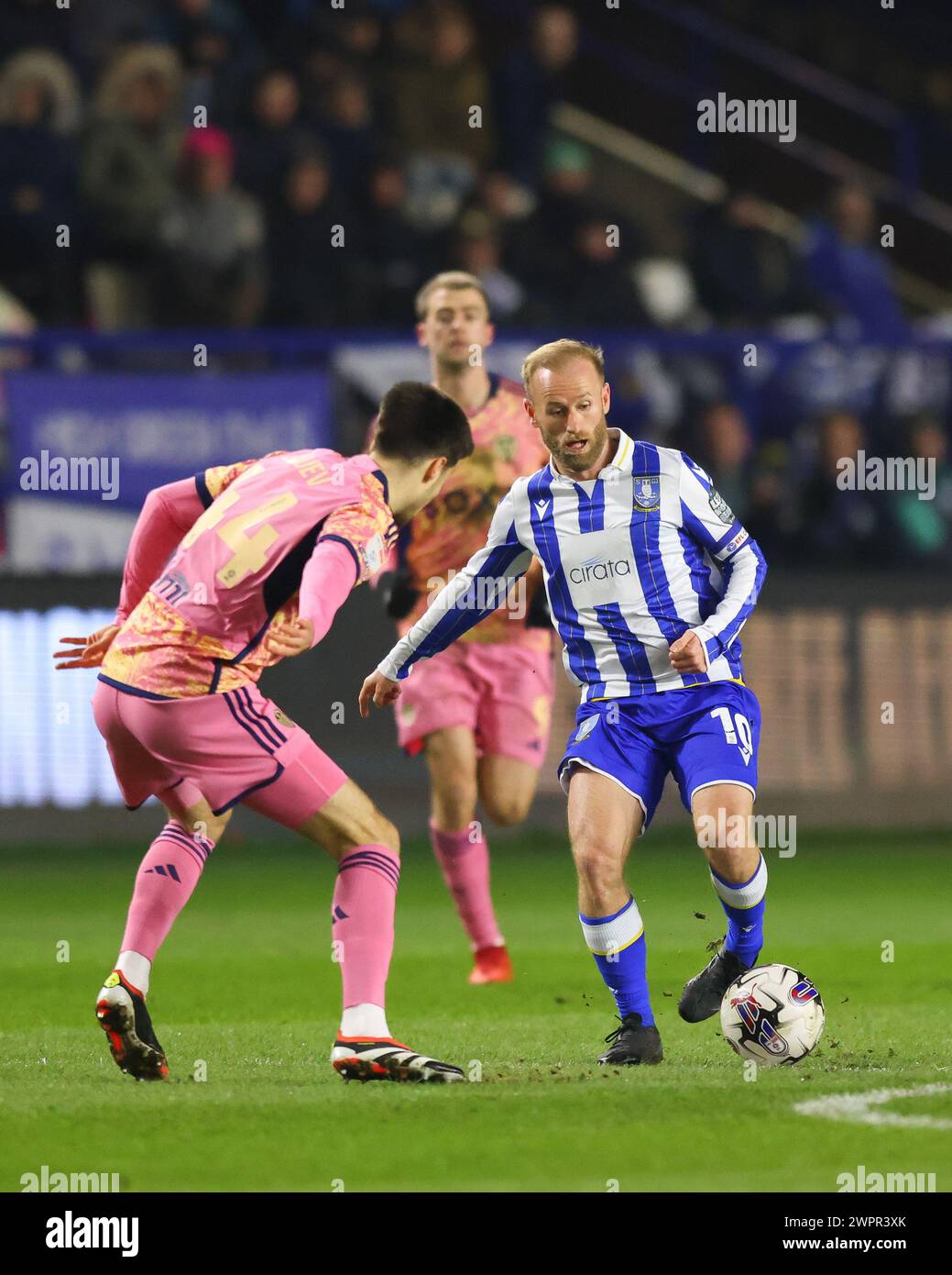 Sheffield, Royaume-Uni. 8 mars 2024. Barry Bannan de Sheffield Wednesday et Ilia Gruev de Leeds United lors du Sky Bet Championship match à Hillsborough, Sheffield. Le crédit photo devrait se lire : Jonathan Moscrop/Sportimage crédit : Sportimage Ltd/Alamy Live News Banque D'Images