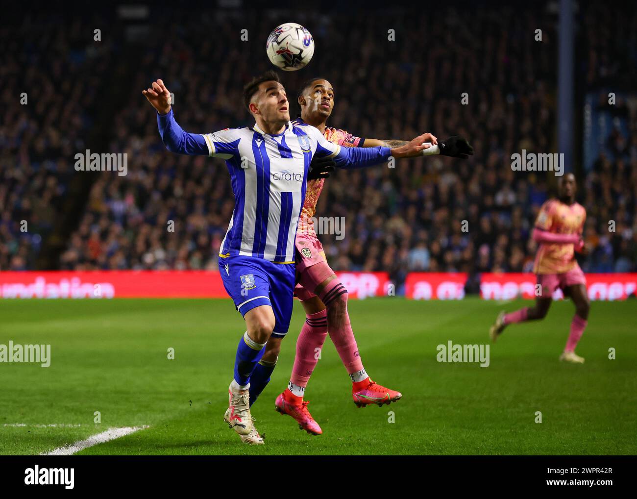 Sheffield, Royaume-Uni. 8 mars 2024. Pol Valentín de Sheffield Wednesday et Crysencio Summerville de Leeds se sont Unis lors du Sky Bet Championship match à Hillsborough, Sheffield. Le crédit photo devrait se lire : Jonathan Moscrop/Sportimage crédit : Sportimage Ltd/Alamy Live News Banque D'Images