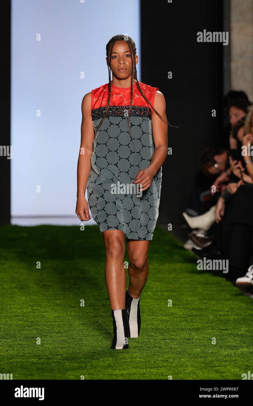 Lisbonne, Portugal. 08 mars 2024. Jessica Silva marche sur la piste pendant le défilé Dino Alves au ModaLisboa for Good, Lisbon Fashion week à Lisboa. Crédit : SOPA images Limited/Alamy Live News Banque D'Images