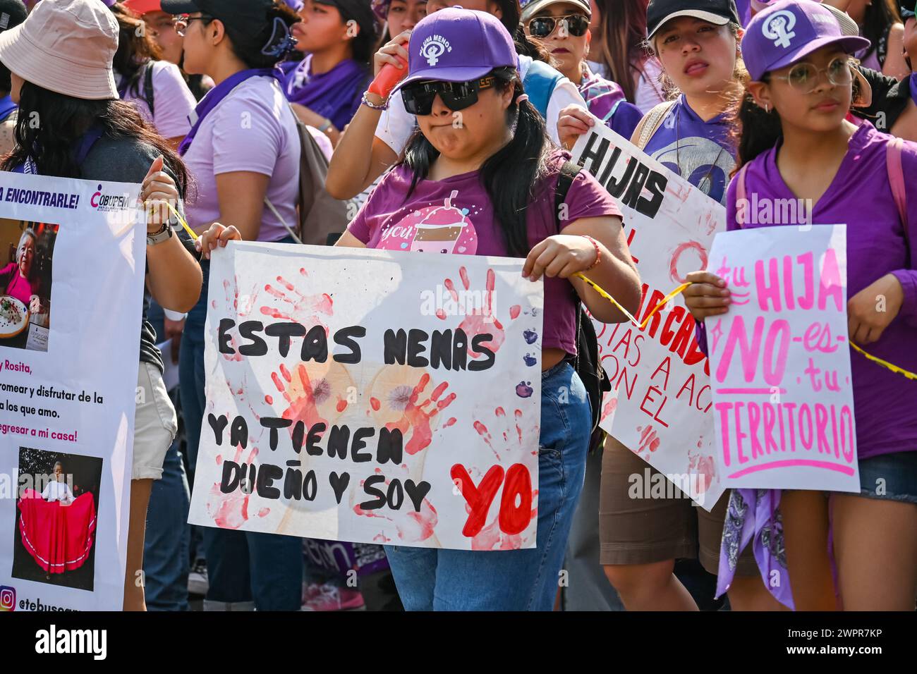 Cuauhtemoc, CDMX, Mexique - 03 08 2024 marche féministe contre la violence féminine pour la journée internationale de la femme à Mexico Banque D'Images
