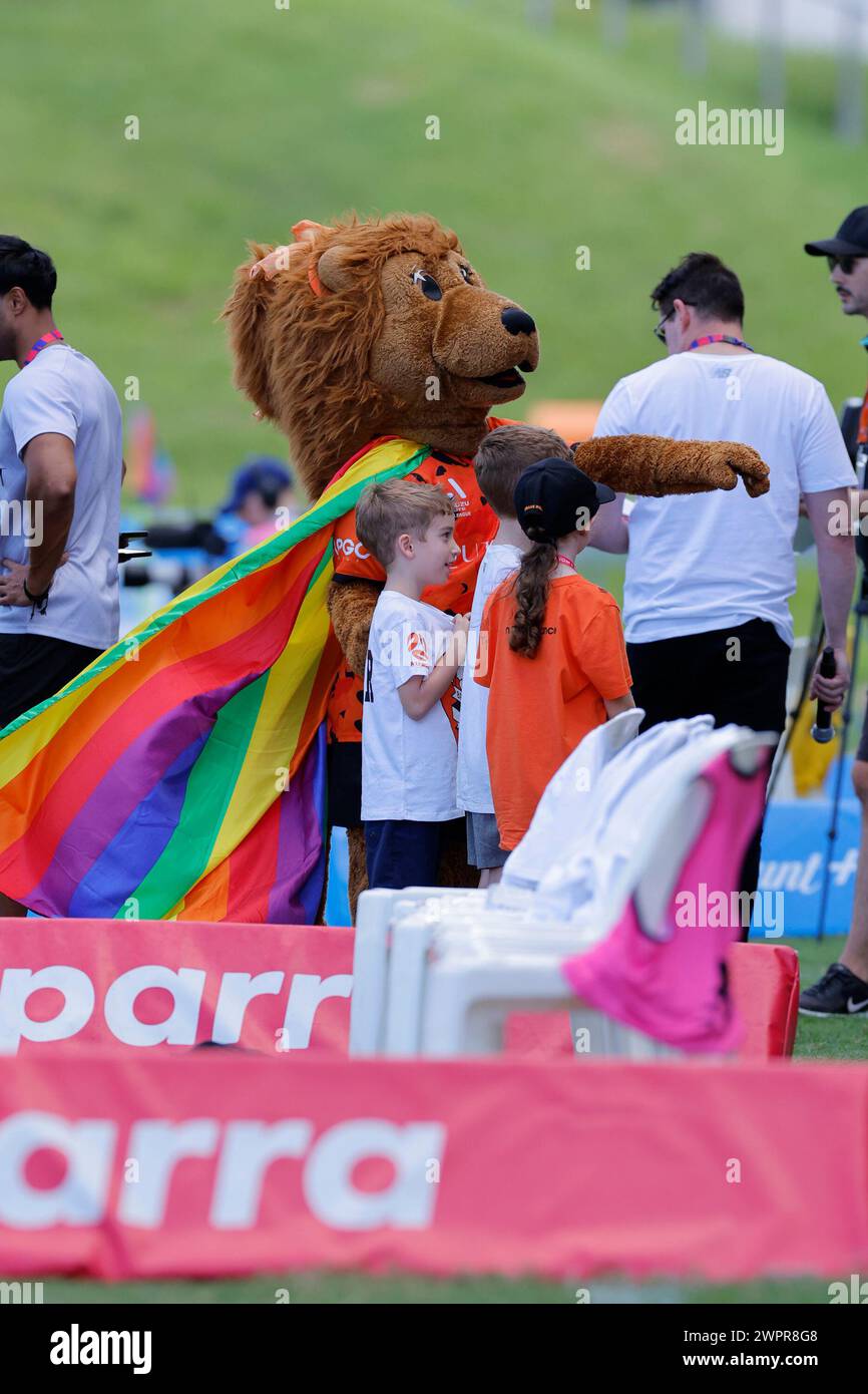 Brisbane, Australie, le 9 mars 2024 : la mascotte du club de Brisbane se joint à l'Australian Professional Leagues (APL) pour poursuivre ses célébrations de la fierté lors du match de Liberty A League entre Brisbane Roar et Central Coast Mariners FC au Ballymore Stadium (Promediapix/SPP) crédit : SPP Sport Press photo. /Alamy Live News Banque D'Images