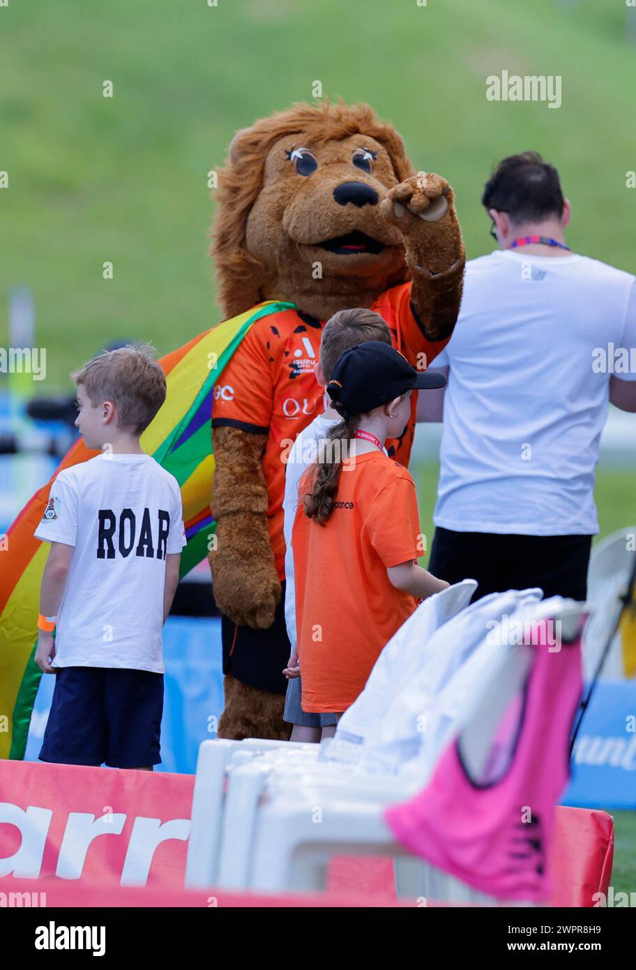 Brisbane, Australie, le 9 mars 2024 : la mascotte du club de Brisbane se joint à l'Australian Professional Leagues (APL) pour poursuivre ses célébrations de la fierté lors du match de Liberty A League entre Brisbane Roar et Central Coast Mariners FC au Ballymore Stadium (Promediapix/SPP) crédit : SPP Sport Press photo. /Alamy Live News Banque D'Images