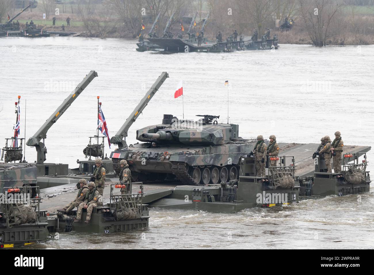 Korzeniewo, Pologne. 04 mars 2024. Des soldats britanniques et polonais participent à un exercice militaire conjoint avec les forces armées de plusieurs pays de l'OTAN sur la Vistule. Environ 20 000 soldats de neuf pays de l'OTAN participent à l'exercice appelé Dragon 24 sur le plus long fleuve de Pologne. La traversée de la Vistule est un test de coopération entre les forces armées sur terre, en mer, dans les airs et dans le cyberespace. Crédit : Sebastian Kahnert/dpa/Alamy Live News Banque D'Images