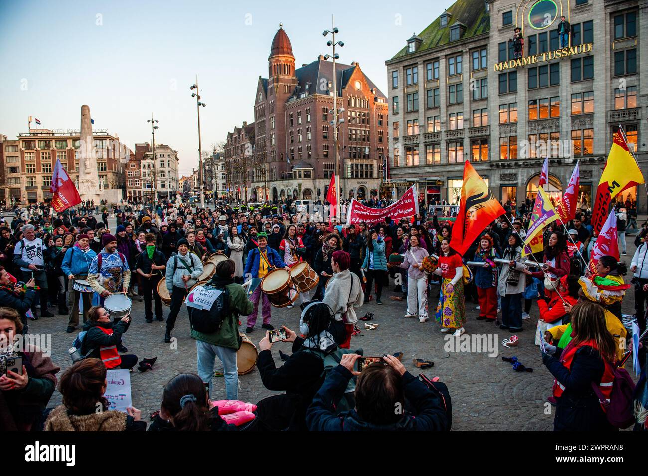 Des gens entourent un groupe de musique jouant de la batterie lors d'une manifestation en faveur des droits des femmes, pour célébrer la Journée internationale de la femme. À Amsterdam, les gens se sont rassemblés sur la place du Dam, et de là ils ont marché en procession pour se lever contre la violence et le féminicide, demander de meilleurs salaires, contre les dictatures, et lutter pour l'égalité des droits pour les femmes dans le monde entier. Les gens du monde entier manifestent, assistent à des conférences, et organisez des événements artistiques pour marquer la Journée internationale de la femme. (Photo de Ana Fernandez/SOPA images/SIPA USA) Banque D'Images