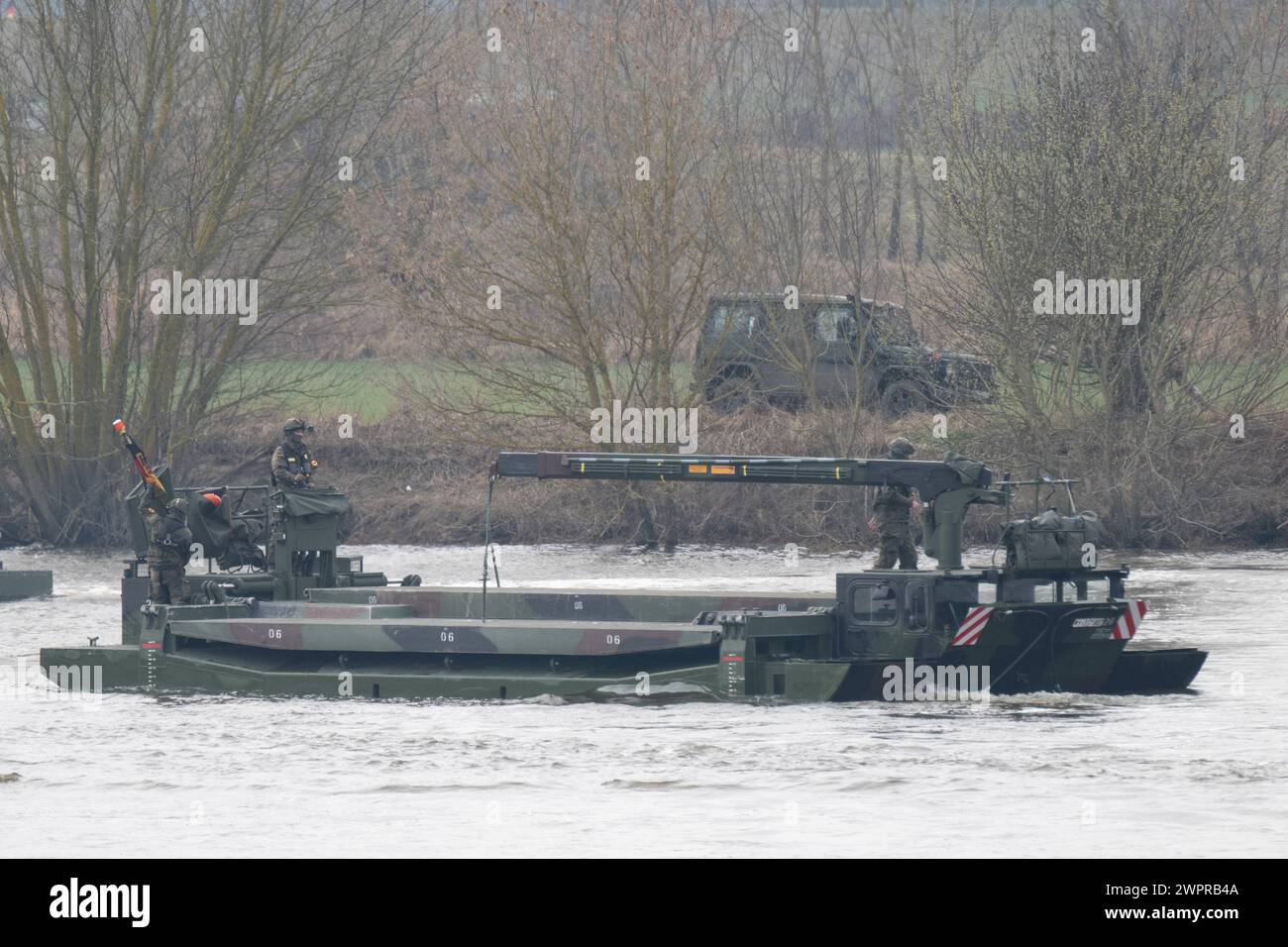 Korzeniewo, Pologne. 04 mars 2024. Des soldats de la Bundeswehr participent à un exercice militaire conjoint avec les forces armées de plusieurs pays de l'OTAN sur la Vistule. Environ 20 000 soldats de neuf pays de l'OTAN participent à l'exercice appelé Dragon 24 sur le plus long fleuve de Pologne. La traversée de la Vistule est un test de coopération entre les forces armées sur terre, en mer, dans les airs et dans le cyberespace. Crédit : Sebastian Kahnert/dpa/Alamy Live News Banque D'Images