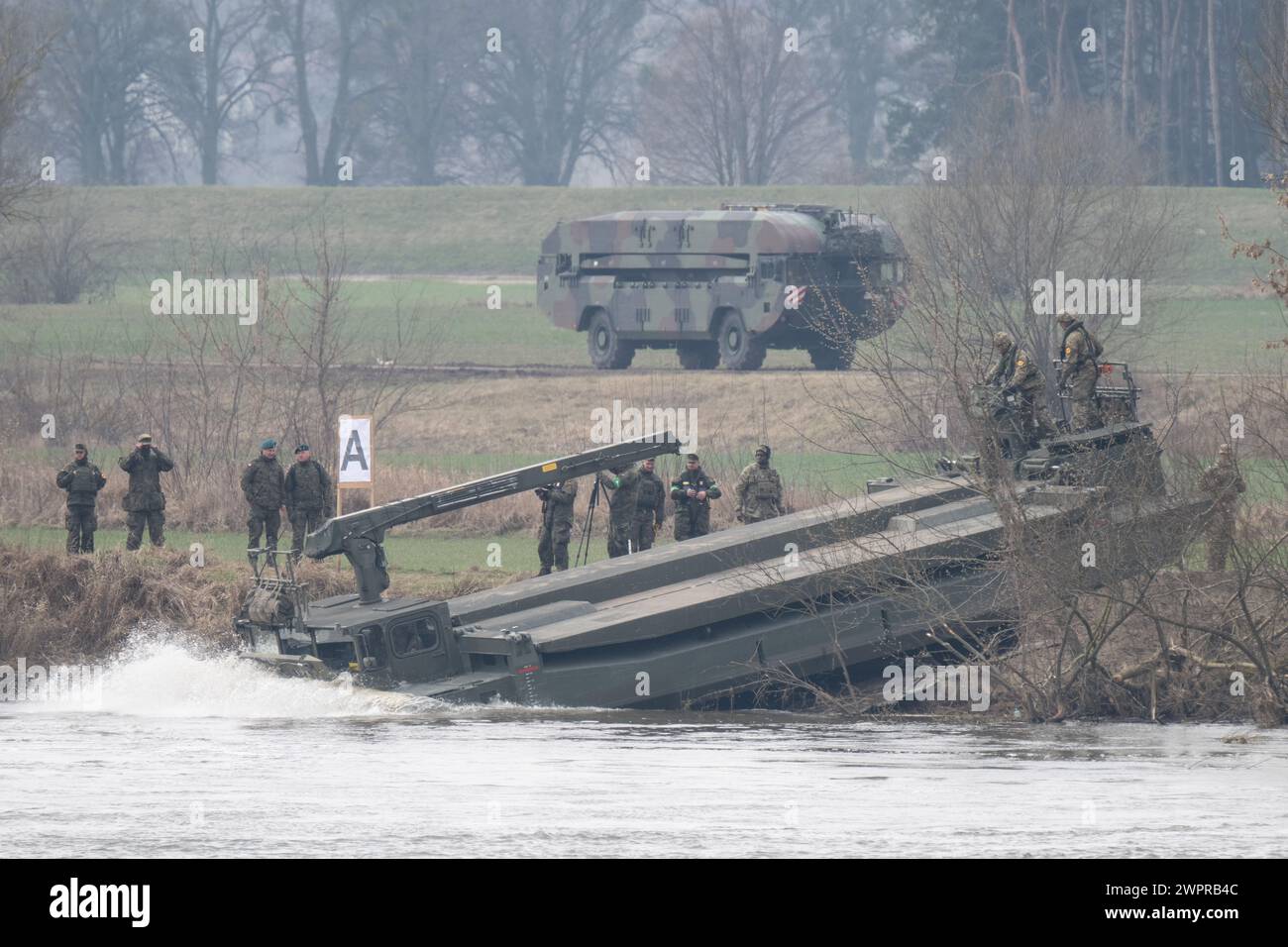 Korzeniewo, Pologne. 04 mars 2024. Des soldats de la Bundeswehr participent à un exercice militaire conjoint avec les forces armées de plusieurs pays de l'OTAN sur la Vistule. Environ 20 000 soldats de neuf pays de l'OTAN participent à l'exercice appelé Dragon 24 sur le plus long fleuve de Pologne. La traversée de la Vistule est un test de coopération entre les forces armées sur terre, en mer, dans les airs et dans le cyberespace. Crédit : Sebastian Kahnert/dpa/Alamy Live News Banque D'Images
