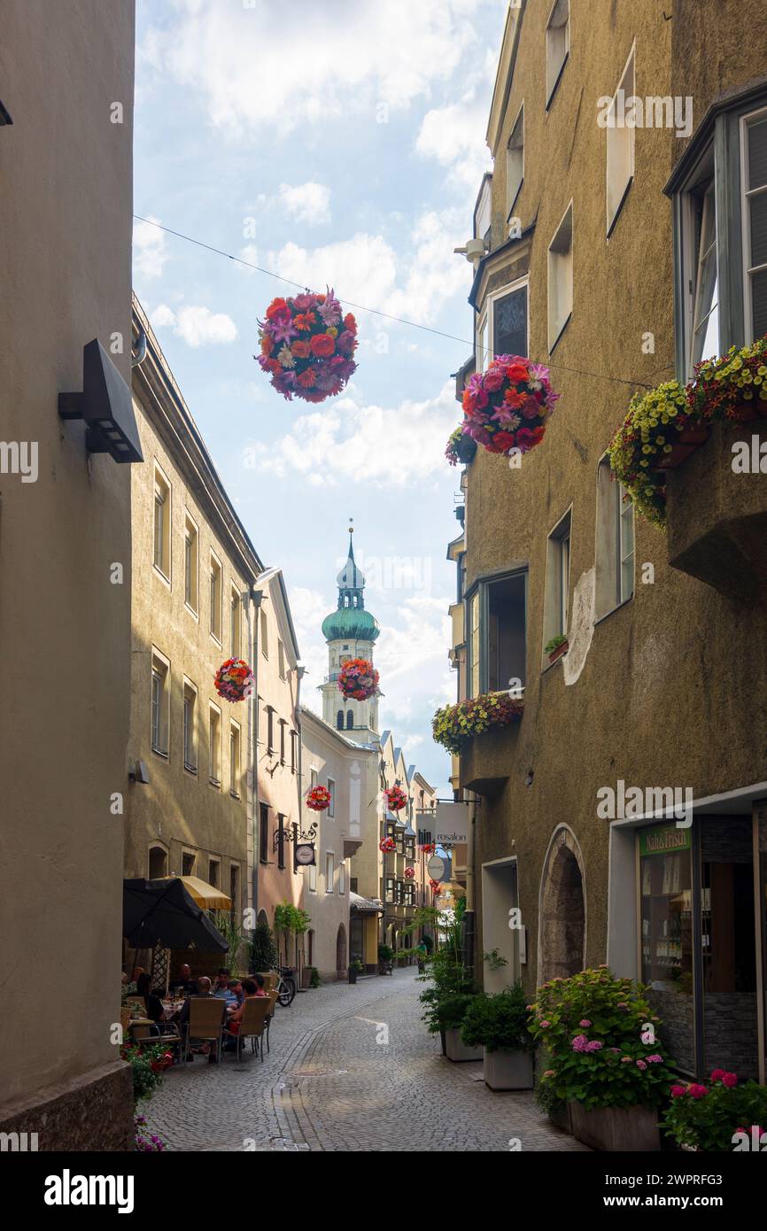 Hall in Tirol : vieille ville, ruelle Rosengasse, église paroissiale préparée Nikolaus in Region Hall-Wattens, Tyrol, Tyrol, Autriche Banque D'Images