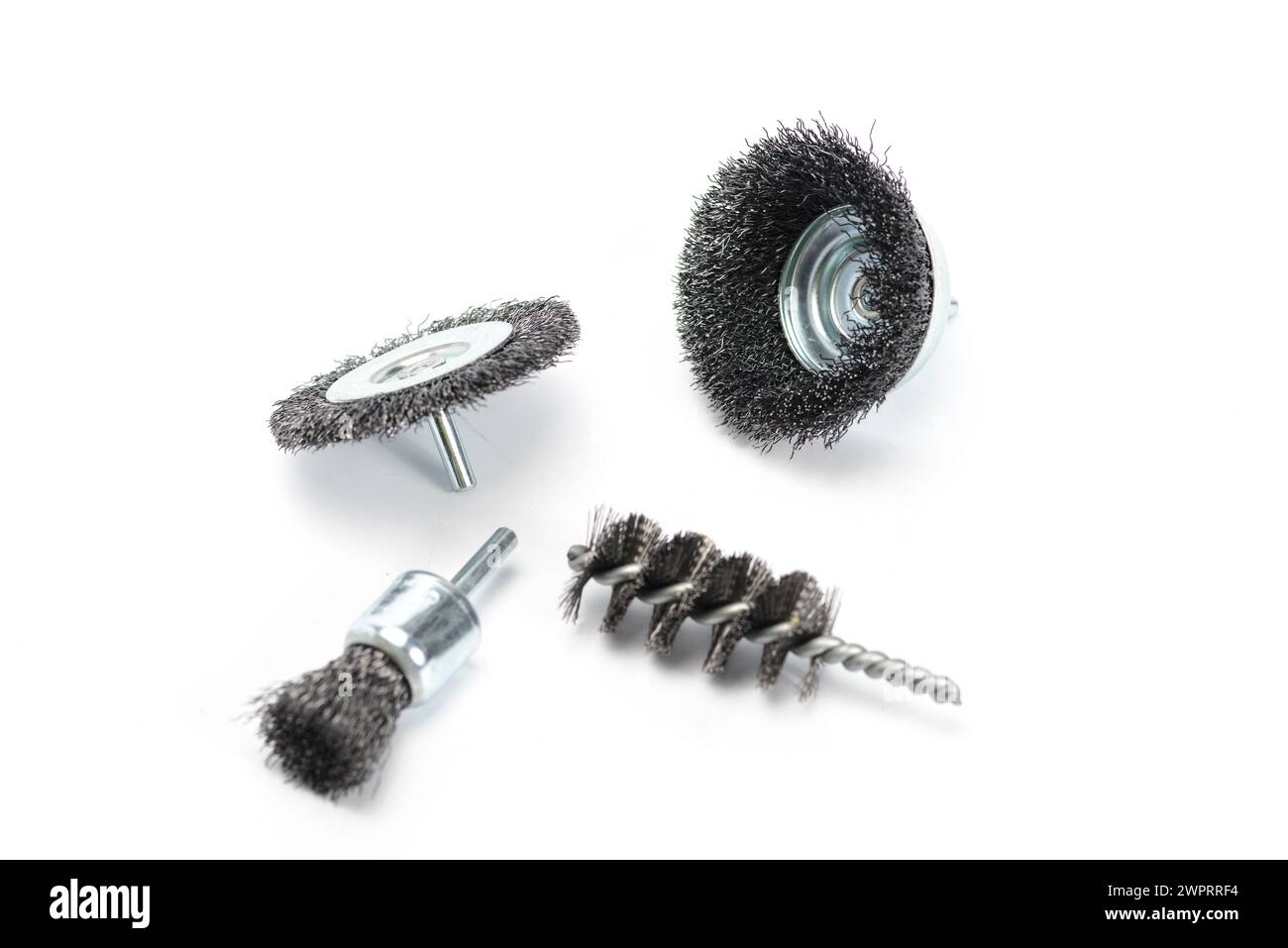 Groupe de brosses de fil d'acier de grattage pour perceuse électrique sur fond blanc. Banque D'Images