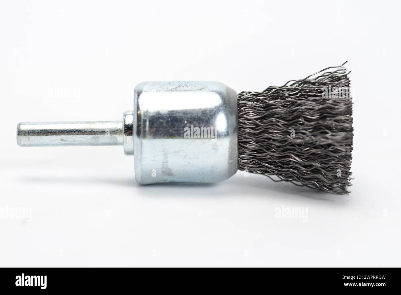 Brosse métallique circulaire en acier pour perceuse électrique sur fond blanc. Banque D'Images