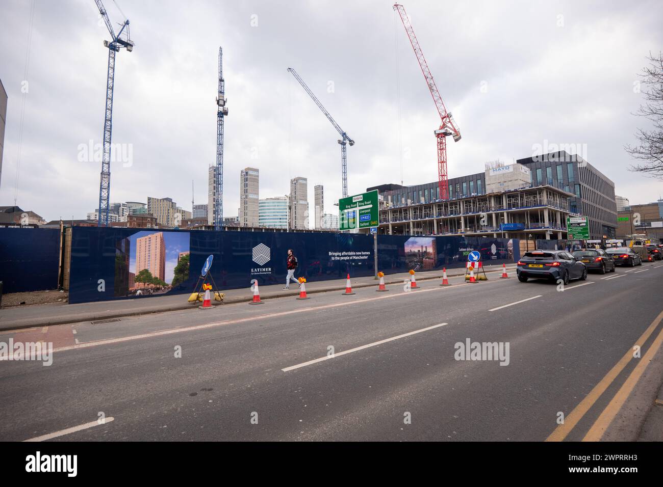 Construction à Manchester sur l'A56 Bury New Road près de AO Arena et Manchester College Greater Manchester Picture Garyroberts Banque D'Images