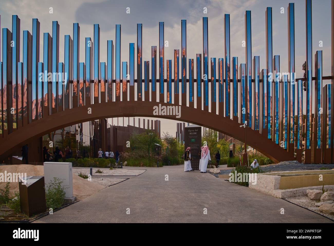 Qatar expo 2023 dans le parc Al Bidda Doha, Qatar montrant l'entrée principale du pavillon saoudien coucher de soleil Banque D'Images