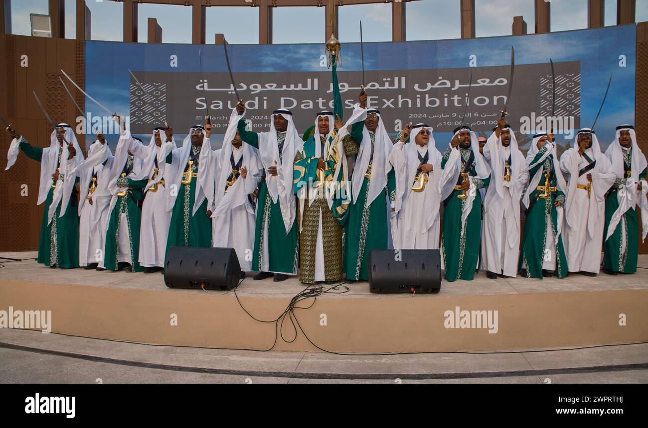 Danse folklorique traditionnelle saoudienne (danse de l'Ardah) dans le parc Al Bidda-Rumaila , Doha, Qatar pendant l'exposition dates saoudiennes Banque D'Images