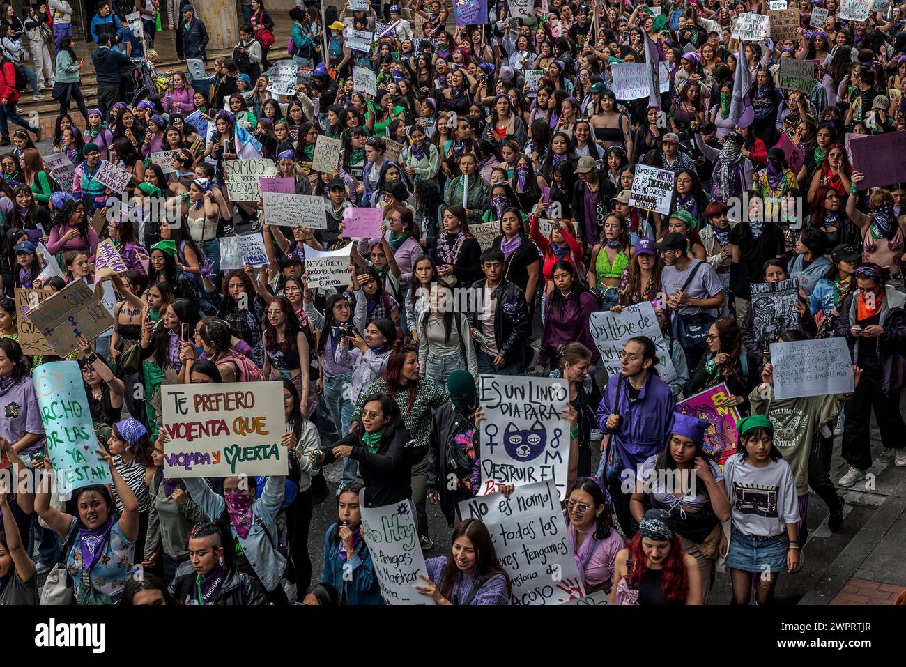 Des centaines de femmes descendent la septième avenue de Bogotá pour célébrer la Journée internationale de la femme. Bogotá portait du violet le 8 mars, Journée internationale de la femme, lors d'une marche massive appelant à l'égalité, à la justice et à la fin de la violence à l'égard des femmes. Des milliers de femmes de tous âges, de toutes classes sociales et de tous horizons se sont unies d'une seule voix pour exiger un véritable changement dans la société. La Colombie se classe au cinquième rang en Amérique latine pour le taux de fémicides pour 1 100 000 femmes. Selon la Commission économique pour l'Amérique latine et les Caraïbes (CEPALC), plus de quatre mille fémicides ont été enregistrés dans la région en 2023. Banque D'Images