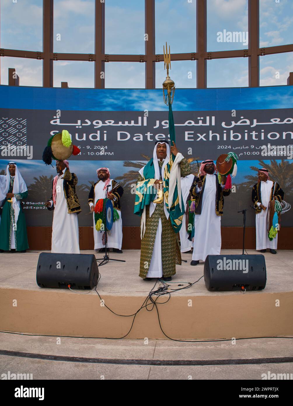 Danse folklorique traditionnelle saoudienne (danse de l'Ardah) dans le parc Al Bidda-Rumaila , Doha, Qatar pendant l'exposition dates saoudiennes Banque D'Images