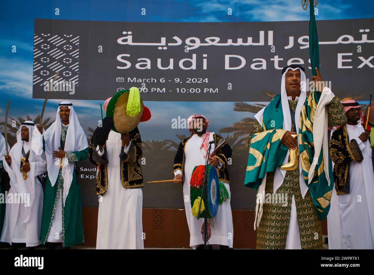 Danse folklorique traditionnelle saoudienne (danse de l'Ardah) dans le parc Al Bidda-Rumaila , Doha, Qatar pendant l'exposition dates saoudiennes Banque D'Images