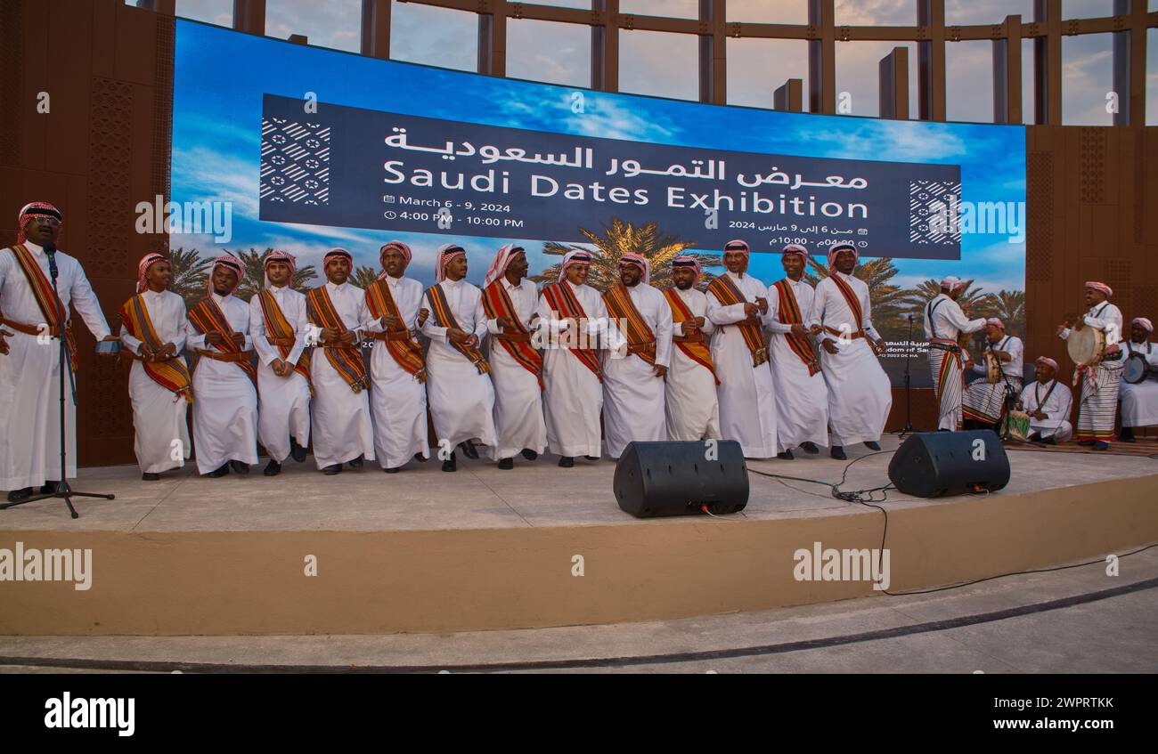 Danse folklorique traditionnelle saoudienne (danse de l'Ardah) dans le parc Al Bidda-Rumaila , Doha, Qatar pendant l'exposition dates saoudiennes Banque D'Images
