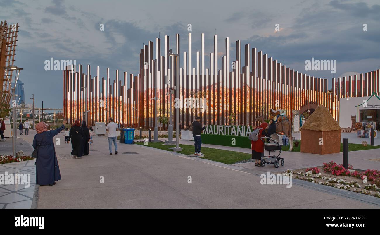 Qatar expo 2023 dans le parc Al Bidda Doha, Qatar montrant le pavillon saoudien et l'horizon de Doha en arrière-plan Banque D'Images
