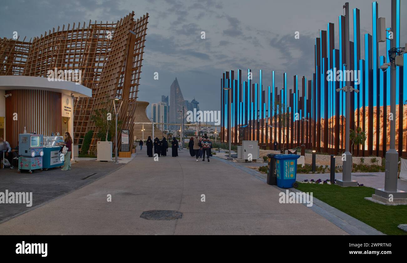 Qatar expo 2023 dans le parc Al Bidda Doha, Qatar montrant le pavillon saoudien et l'horizon de Doha en arrière-plan Banque D'Images