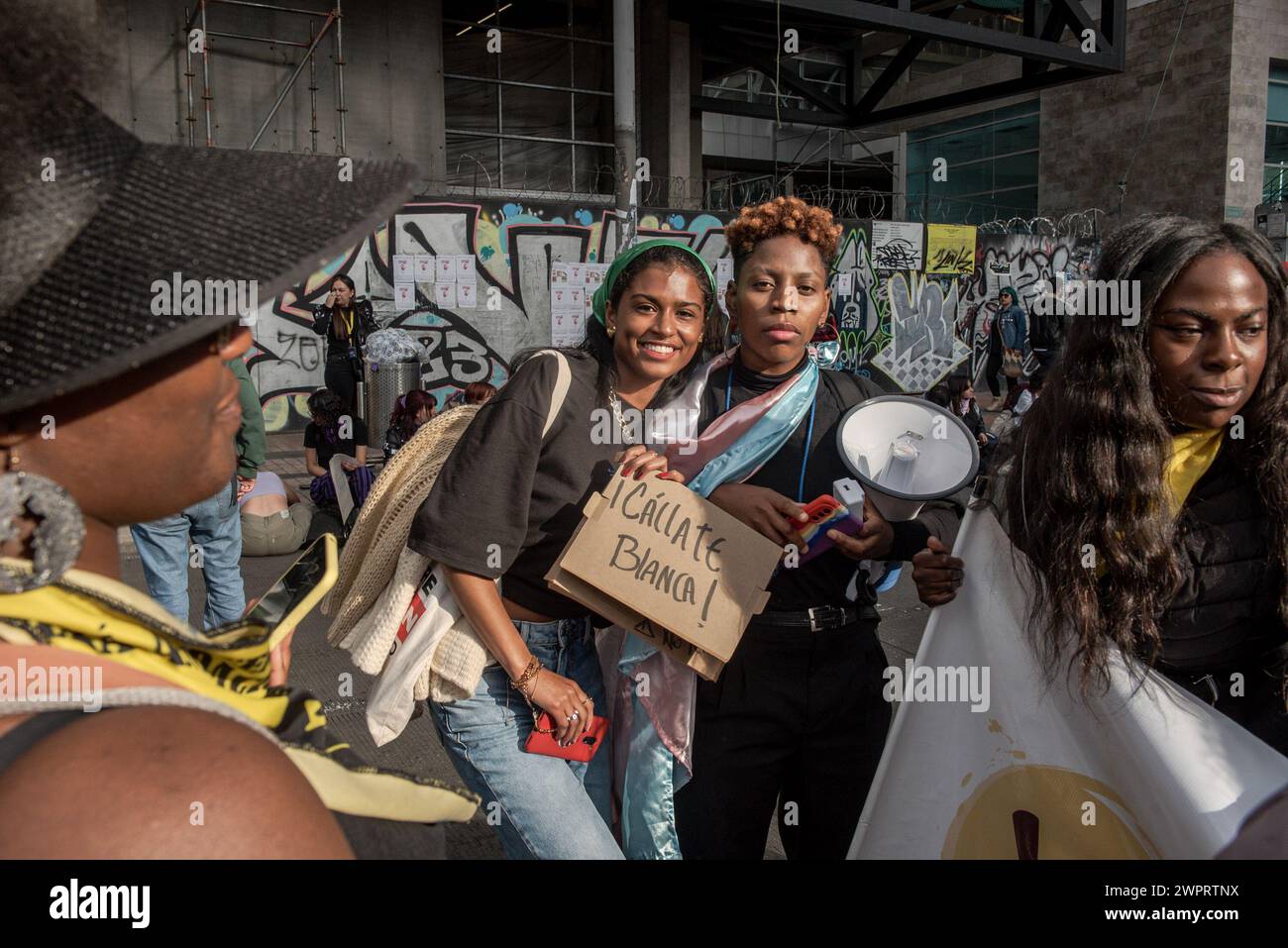 Un groupe de femmes d'ascendance africaine est vu pendant la marche de manifestation de la Journée internationale de la femme. Bogotá portait du violet le 8 mars, Journée internationale de la femme, lors d'une marche massive appelant à l'égalité, à la justice et à la fin de la violence à l'égard des femmes. Des milliers de femmes de tous âges, de toutes classes sociales et de tous horizons se sont unies d'une seule voix pour exiger un véritable changement dans la société. La Colombie se classe au cinquième rang en Amérique latine pour le taux de fémicides pour 1 100 000 femmes. Selon la Commission économique pour l'Amérique latine et les Caraïbes (CEPALC), plus de quatre mille fémicides ont été enregistrés dans la région en 2023. (Pho Banque D'Images