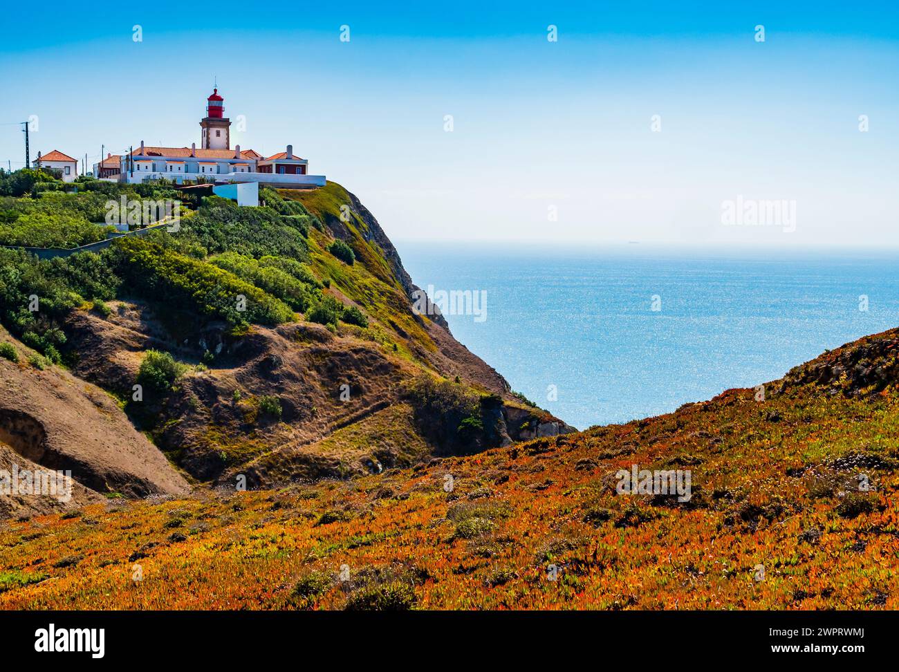 Paysage magnifique avec phare de Cabo da Roca surplombant le promontoire vers l'océan Atlantique, Portugal Banque D'Images