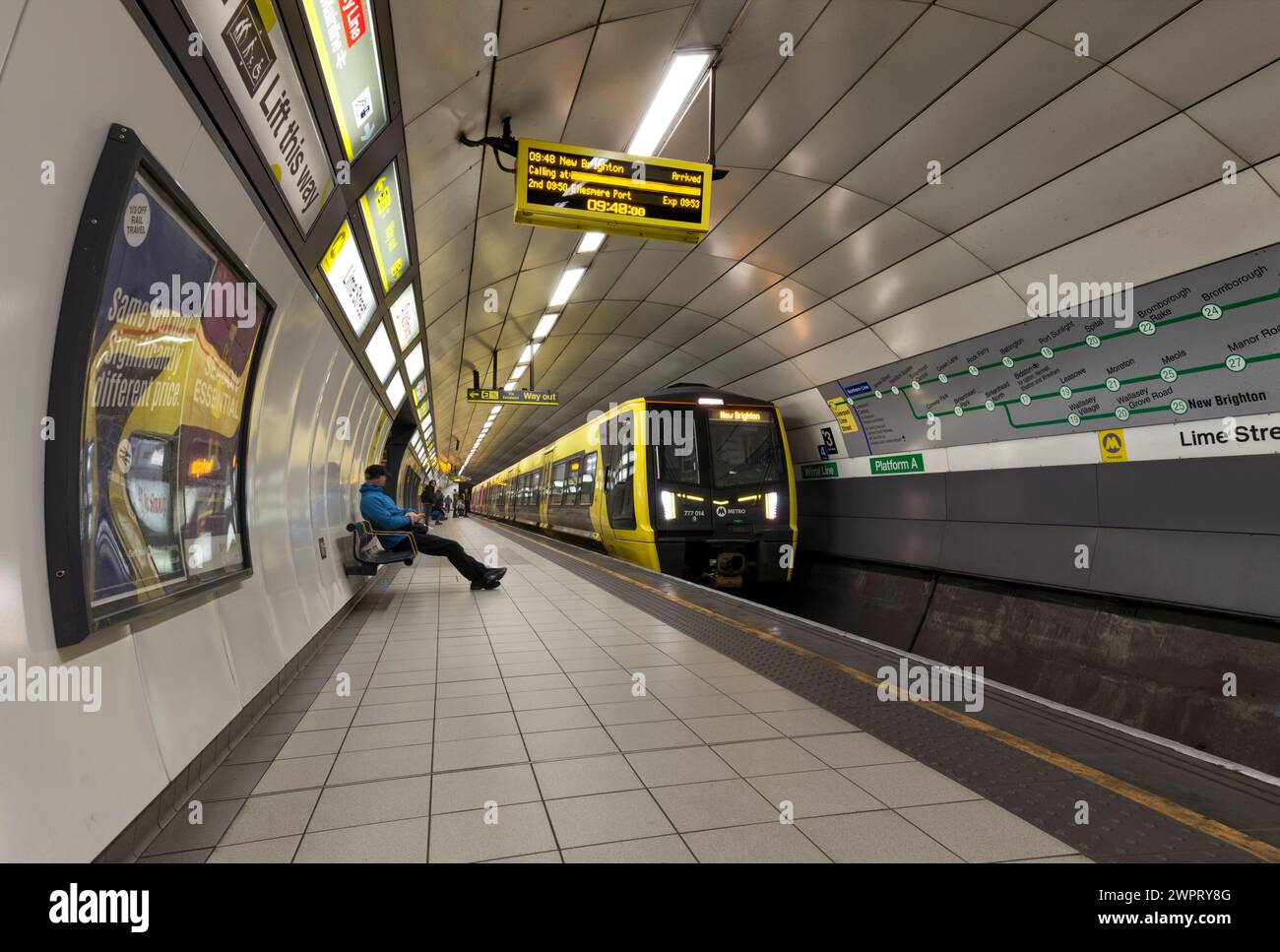 Train électrique Merseyrail Stadler classe 777 777017 à la station de métro Liverpool Lime Street Low Level, Liverpool, Royaume-Uni Banque D'Images
