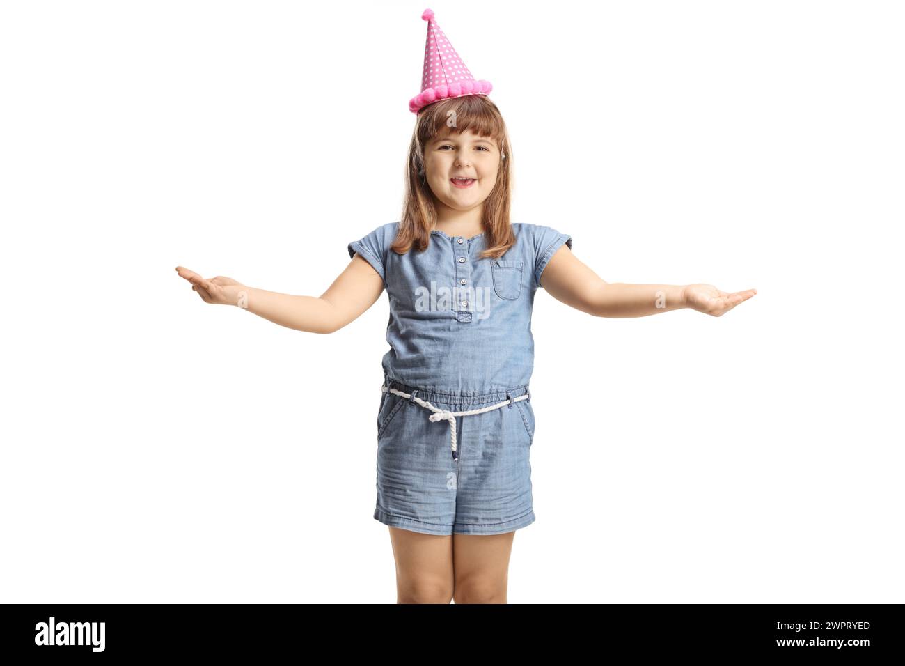 Petite fille excitée avec un chapeau d'anniversaire isolé sur fond blanc Banque D'Images