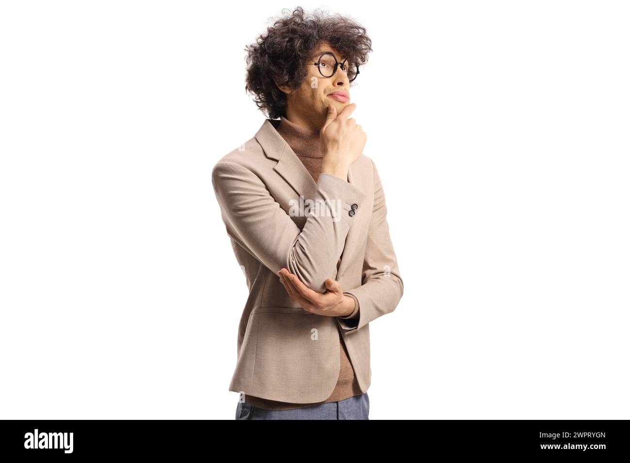 Jeune homme avec des lunettes pensant et regardant isolé sur fond blanc Banque D'Images