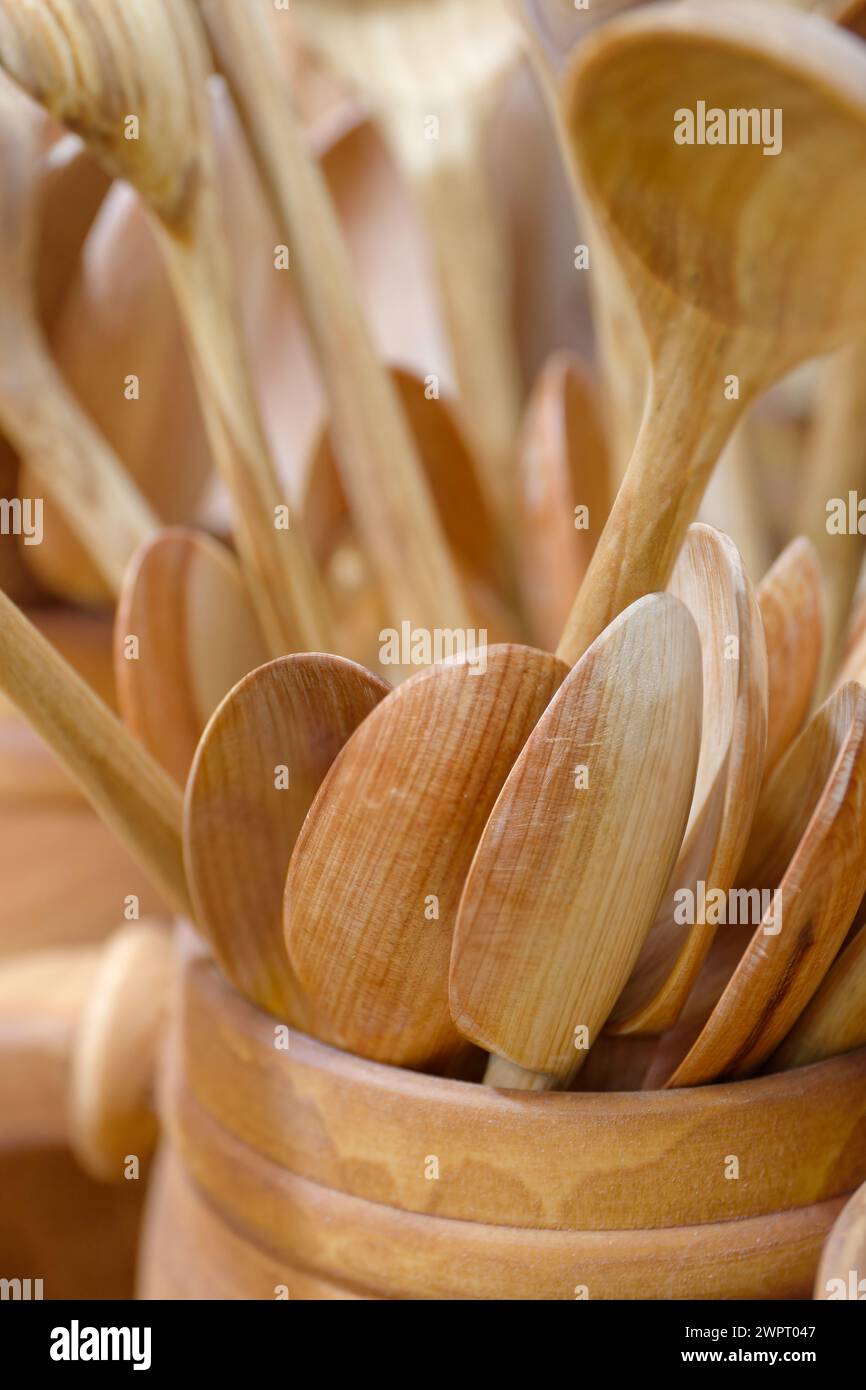 Groupe de cuillères en bois faites à la main, gros plan, fond d'ustensiles de cuisine abstrait Banque D'Images