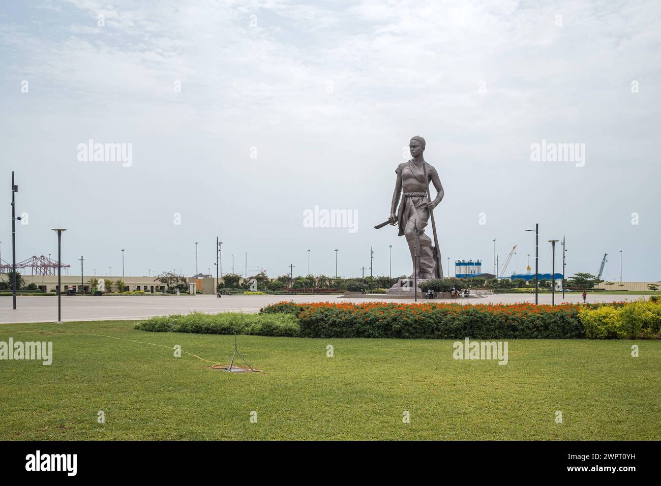 Monument Amazone Benin, Cotonou März 2024 : seit mitte 2022 steht das neue 30 Meter hohen Wahrzeichen der westafrikanische Staat Benin. Die Amazone soll an die historische, rein weibliche Militäreinheit der Agojie auch Dahomey-Amazonen erinnern. *** Monument Amazone Bénin, Cotonou mars 2024 le nouveau monument de 30 mètres de haut de l'État ouest-africain du Bénin est érigé depuis mi-2022 L'Amazonie est destinée à commémorer l'unité militaire historique et entièrement féminine des Agojie, également connue sous le nom d'Amazones du Dahomey Banque D'Images